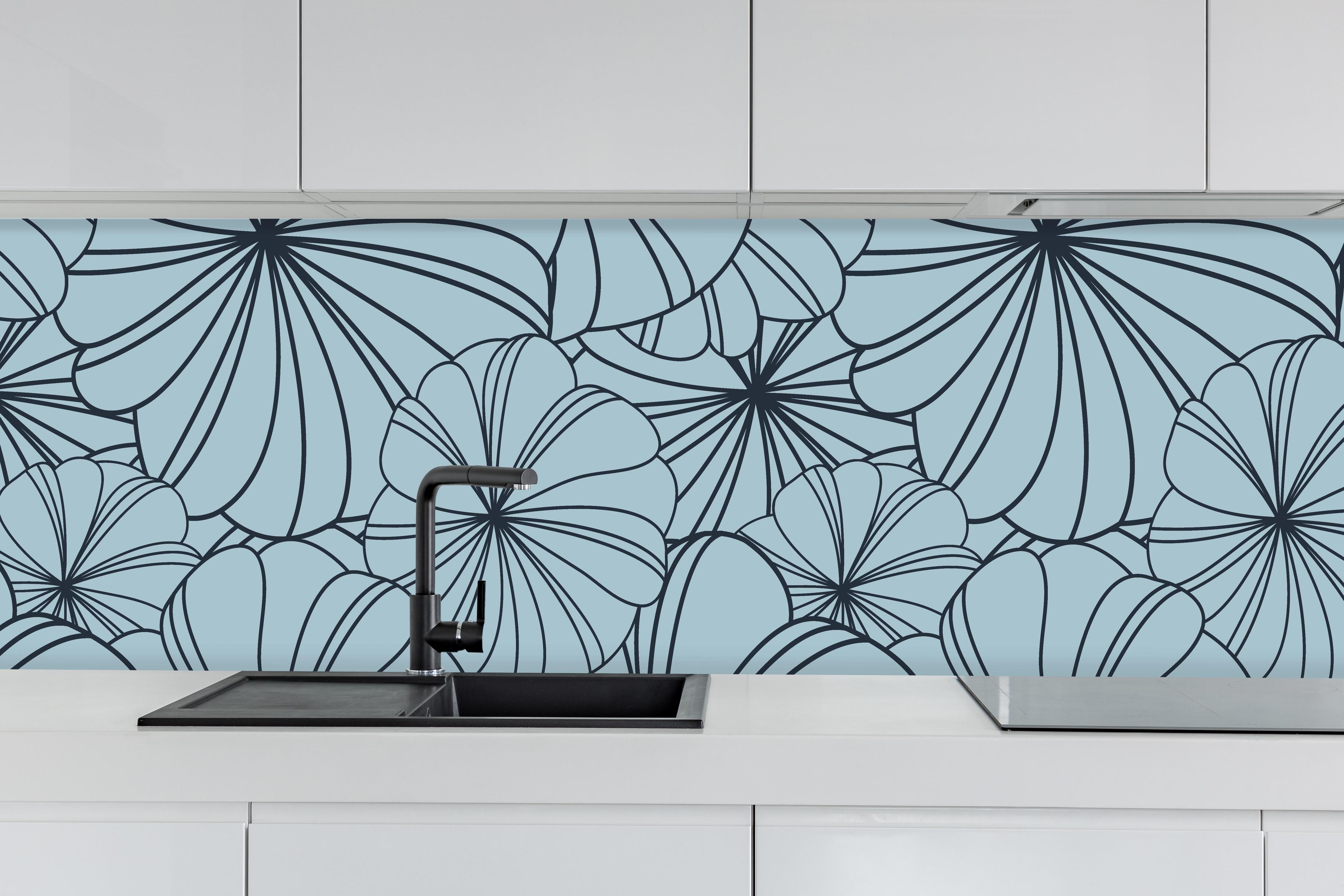 Küche - Dekoratives Blumenmuster in Blautönen hinter weißen Hochglanz-Küchenregalen und schwarzem Wasserhahn