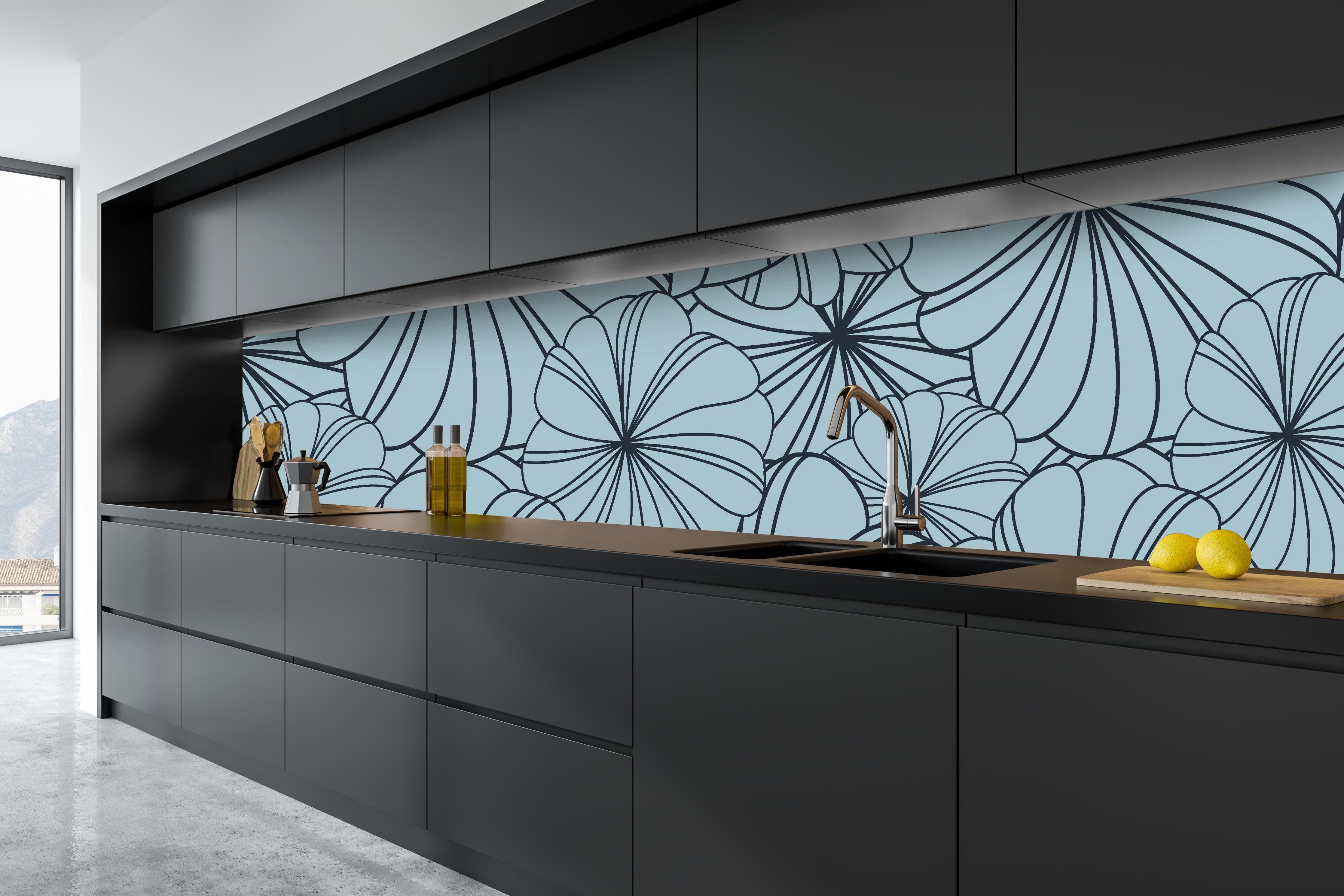 Küche - Dekoratives Blumenmuster in Blautönen hinter weißen Hochglanz-Küchenregalen und schwarzem Wasserhahn