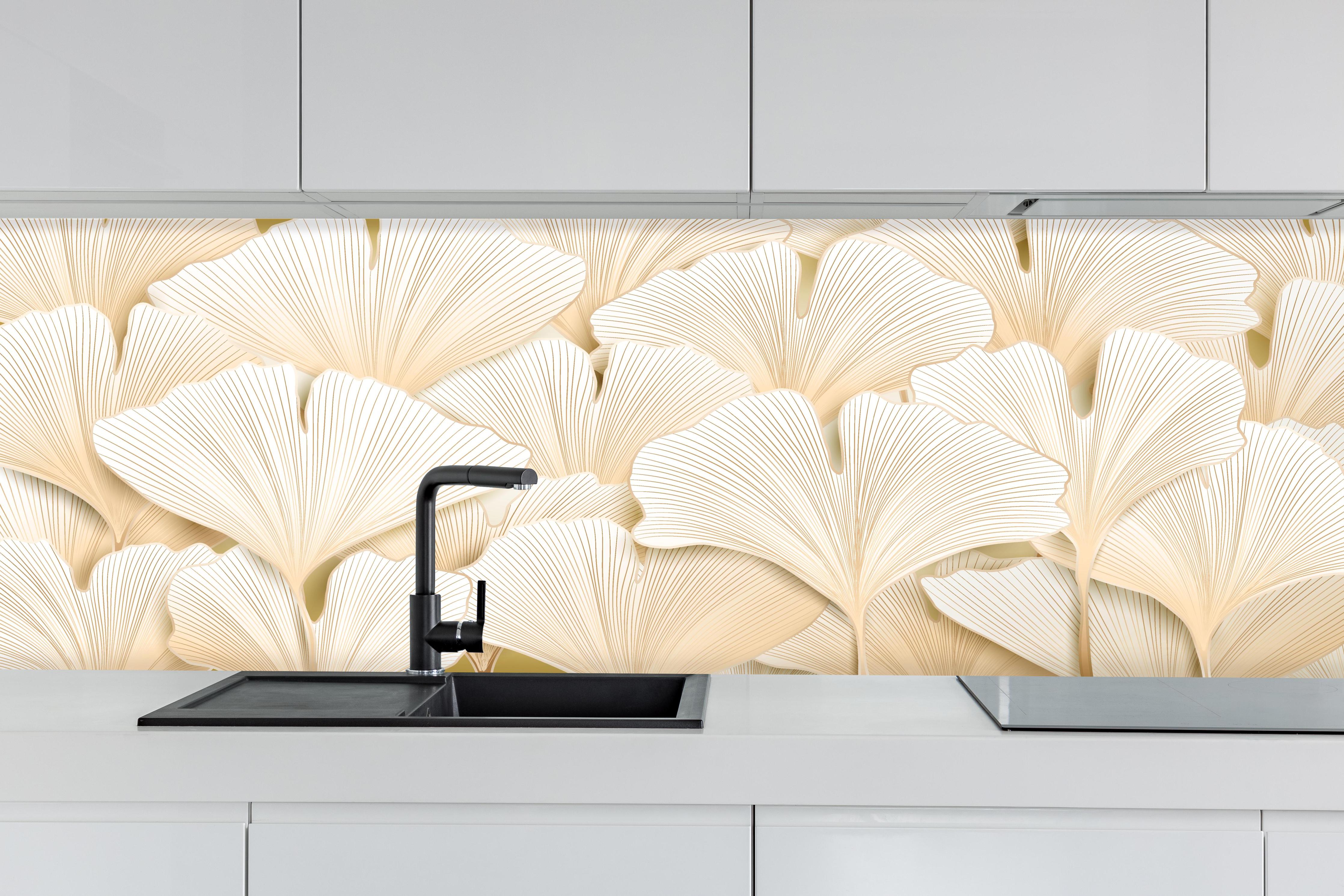 Küche - Dekoratives Weiß-Ginkgo-Struktur Wandbild hinter weißen Hochglanz-Küchenregalen und schwarzem Wasserhahn