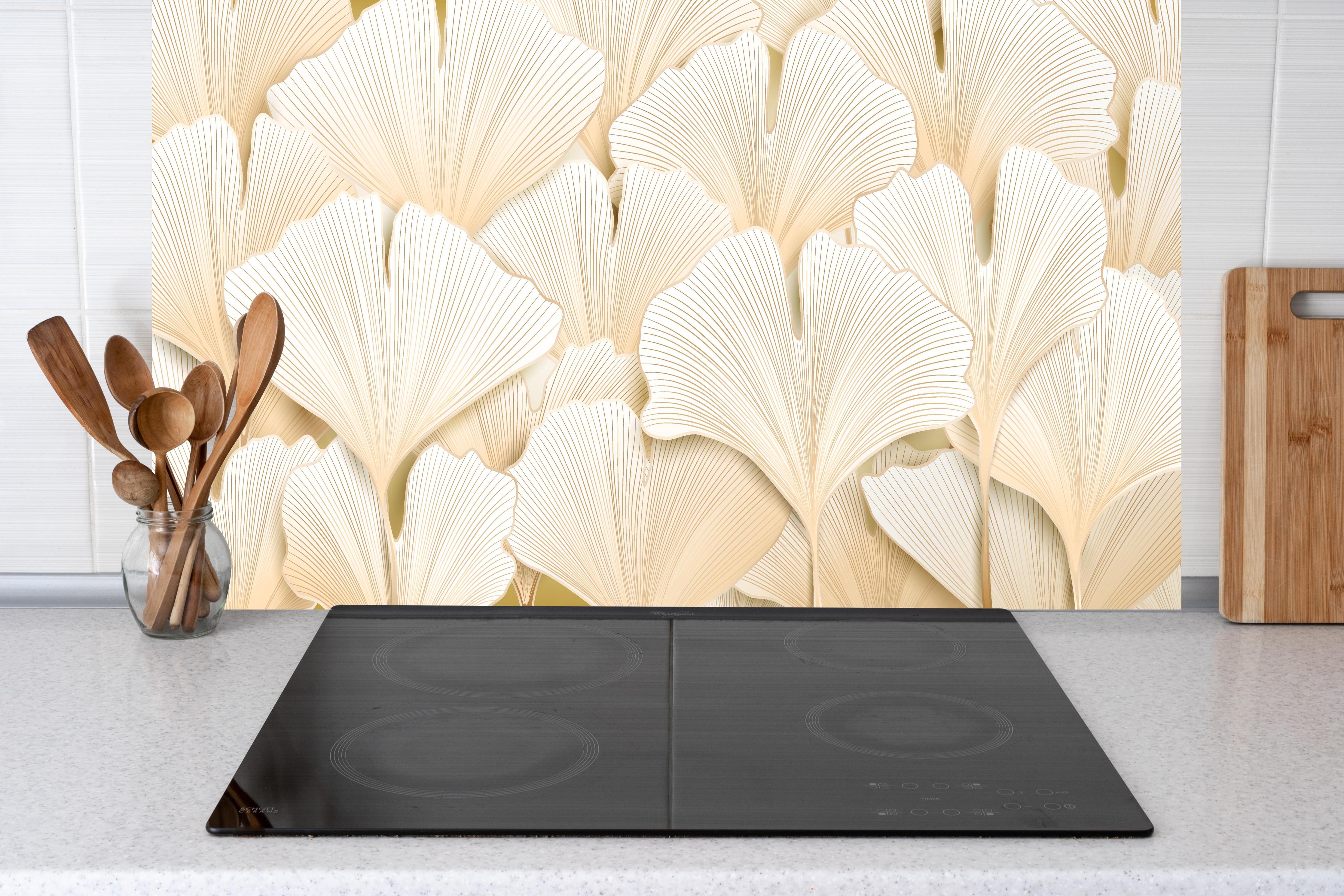 Küche - Dekoratives Weiß-Ginkgo-Struktur Wandbild hinter weißen Hochglanz-Küchenregalen und schwarzem Wasserhahn