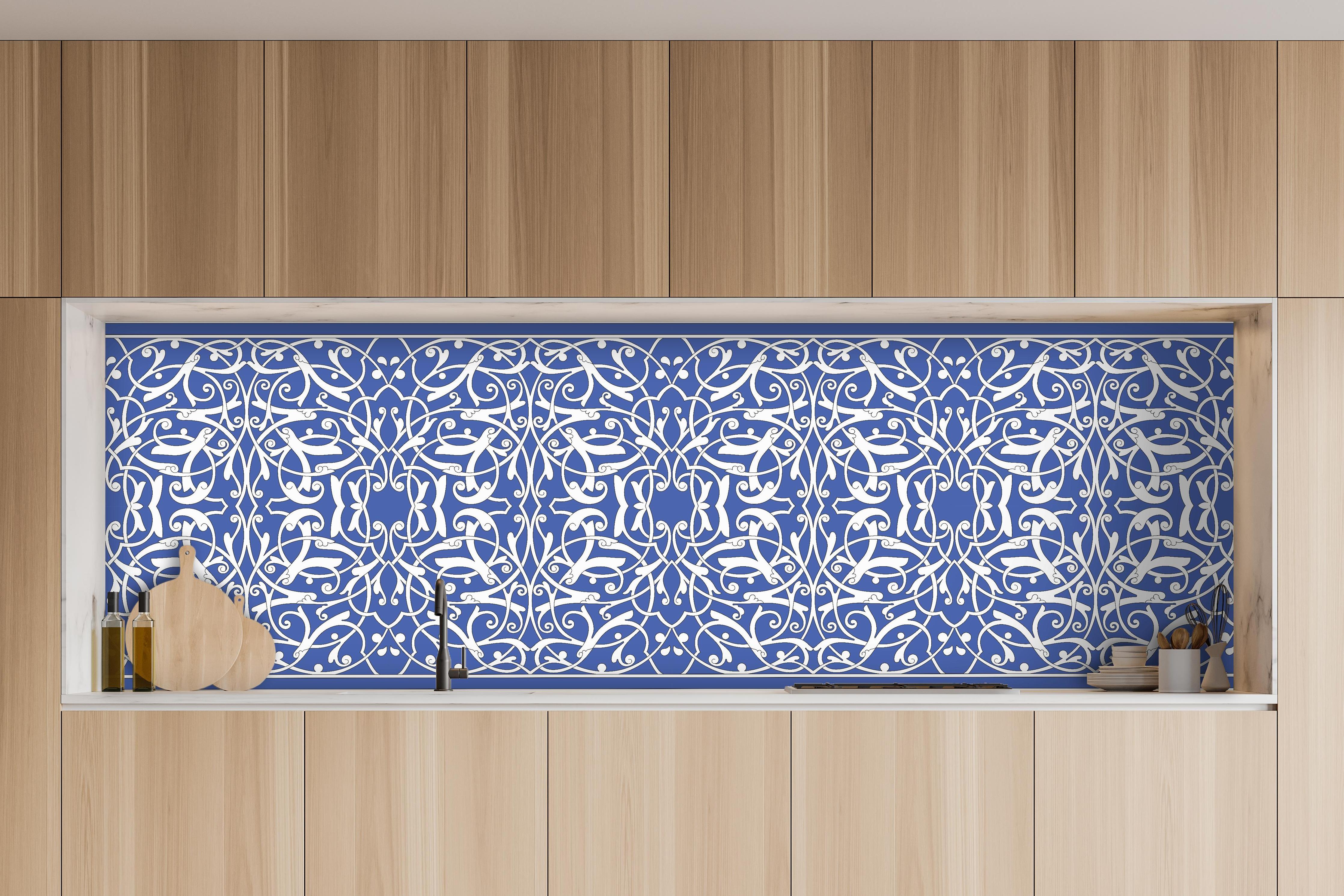 Küche - Dekoratives blau-weißes Ornament-Motiv hinter weißen Hochglanz-Küchenregalen und schwarzem Wasserhahn