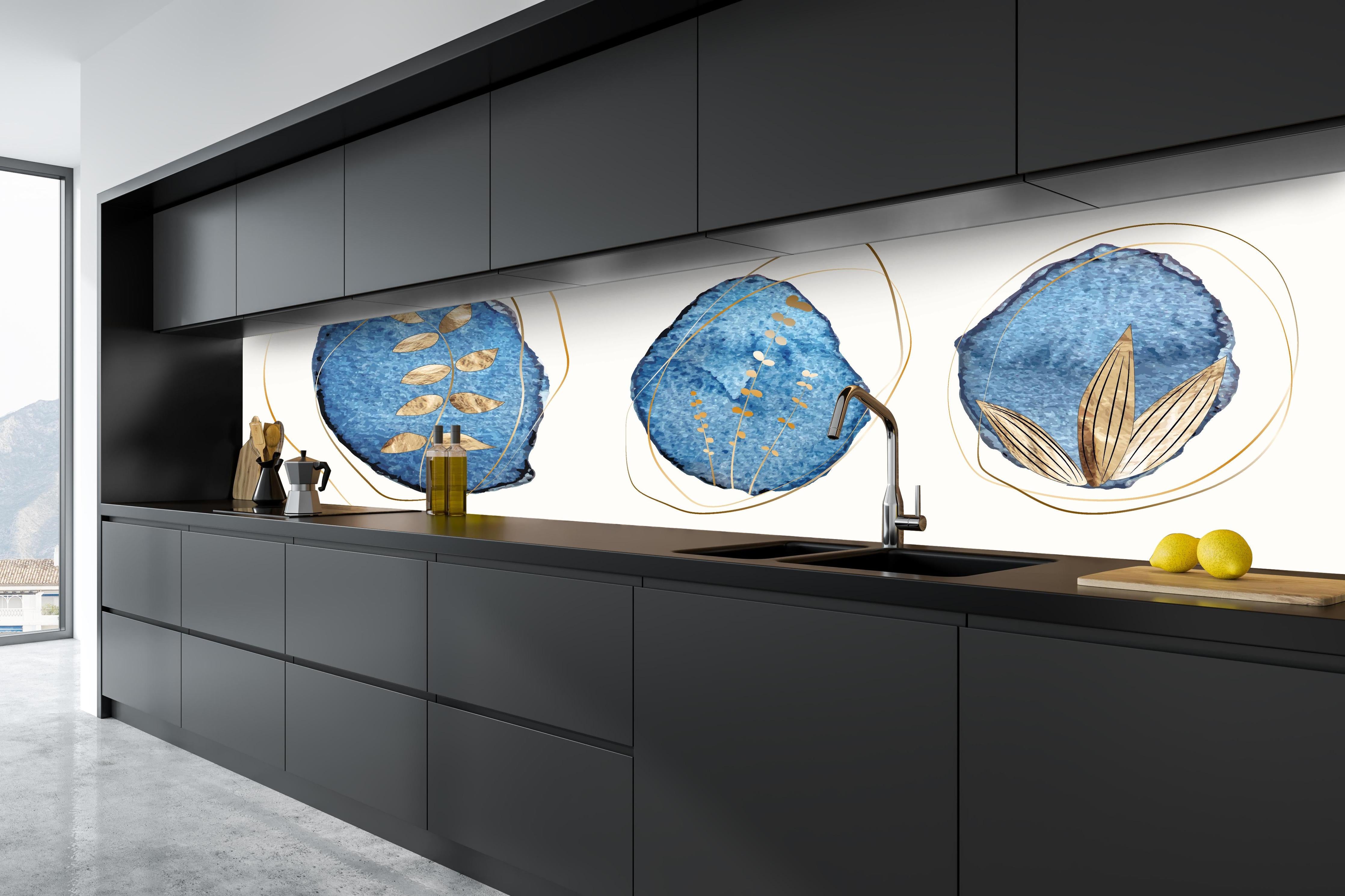 Küche - Denim-Blau Textil Kunstdruck mit Naturmotiven hinter weißen Hochglanz-Küchenregalen und schwarzem Wasserhahn