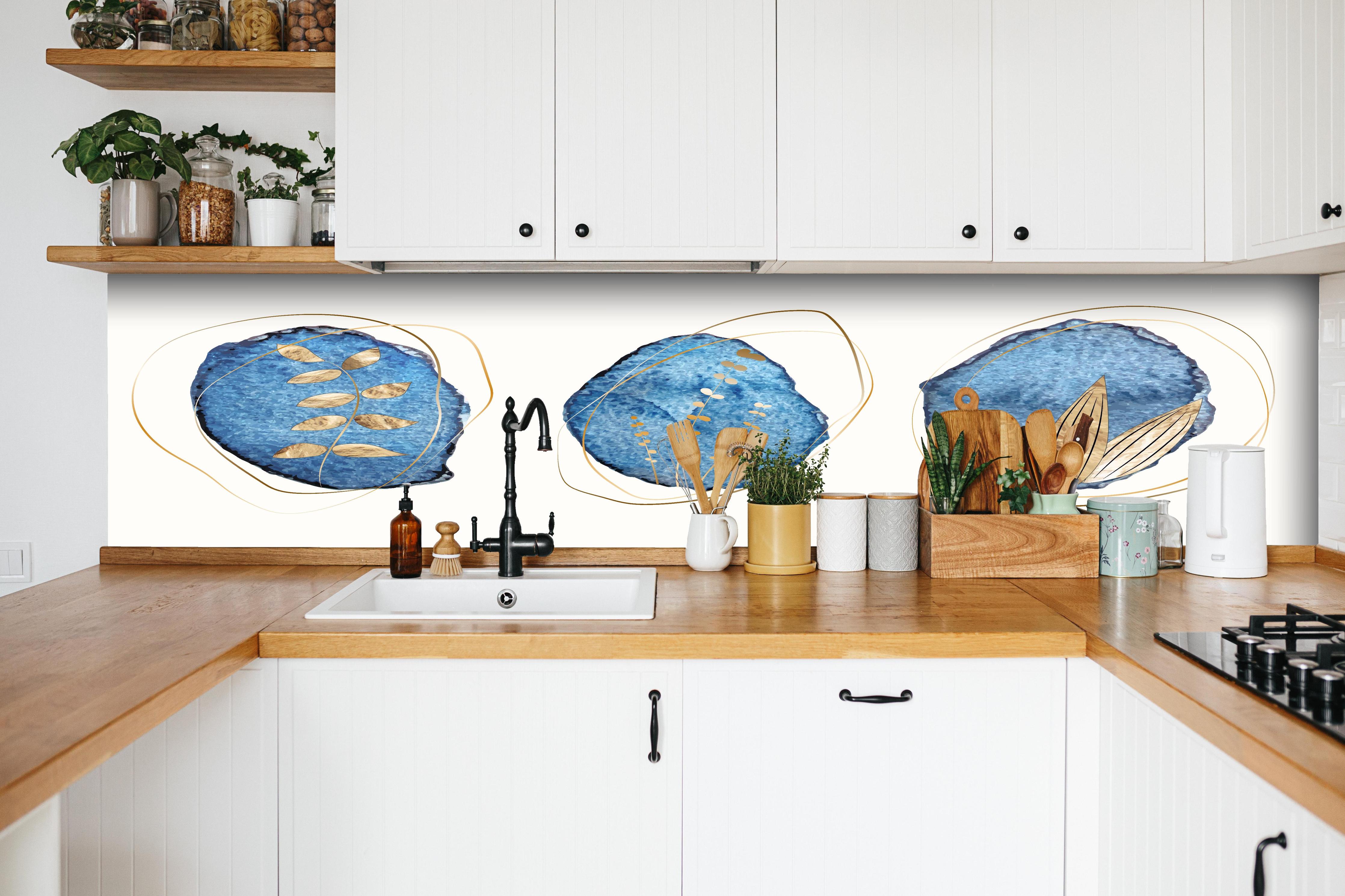 Küche - Denim-Blau Textil Kunstdruck mit Naturmotiven hinter weißen Hochglanz-Küchenregalen und schwarzem Wasserhahn