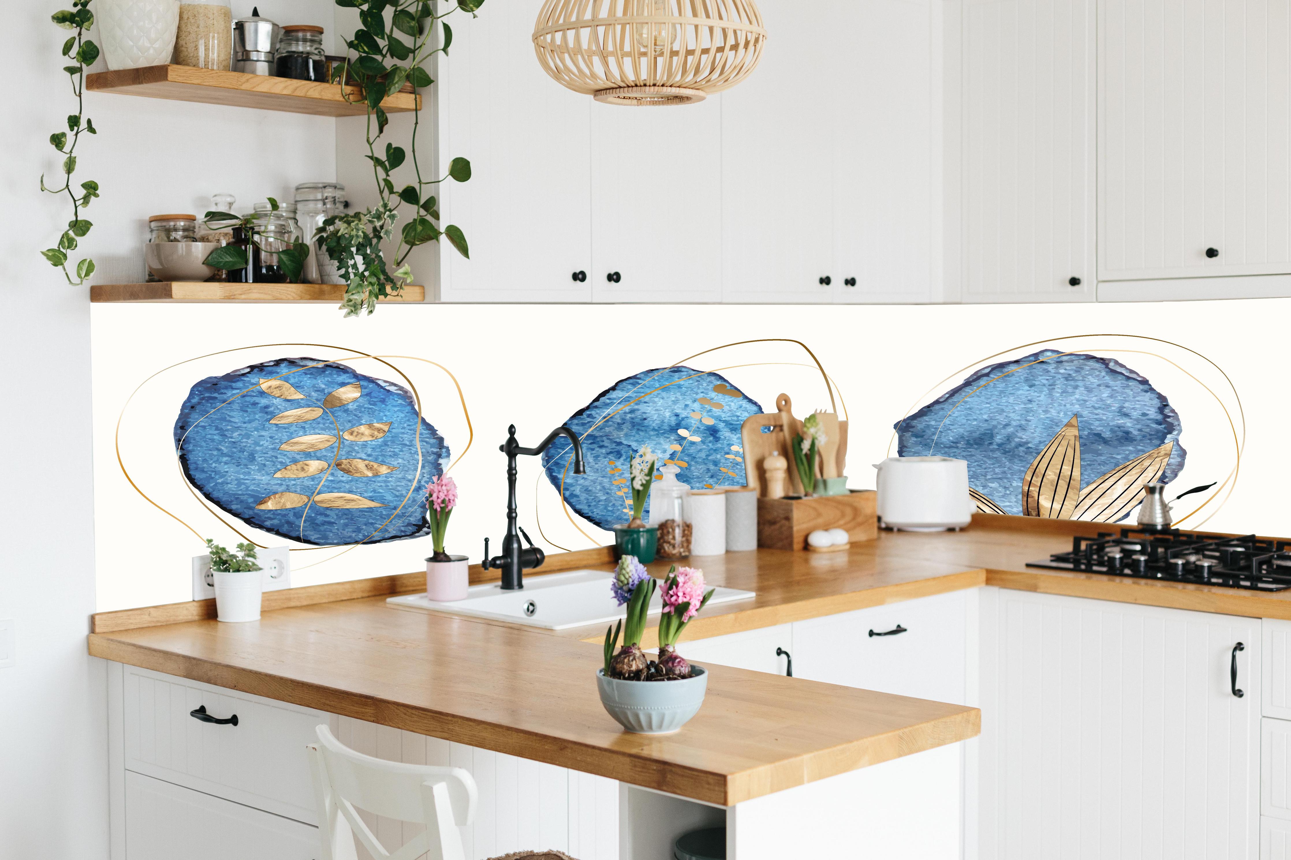 Küche - Denim-Blau Textil Kunstdruck mit Naturmotiven hinter weißen Hochglanz-Küchenregalen und schwarzem Wasserhahn