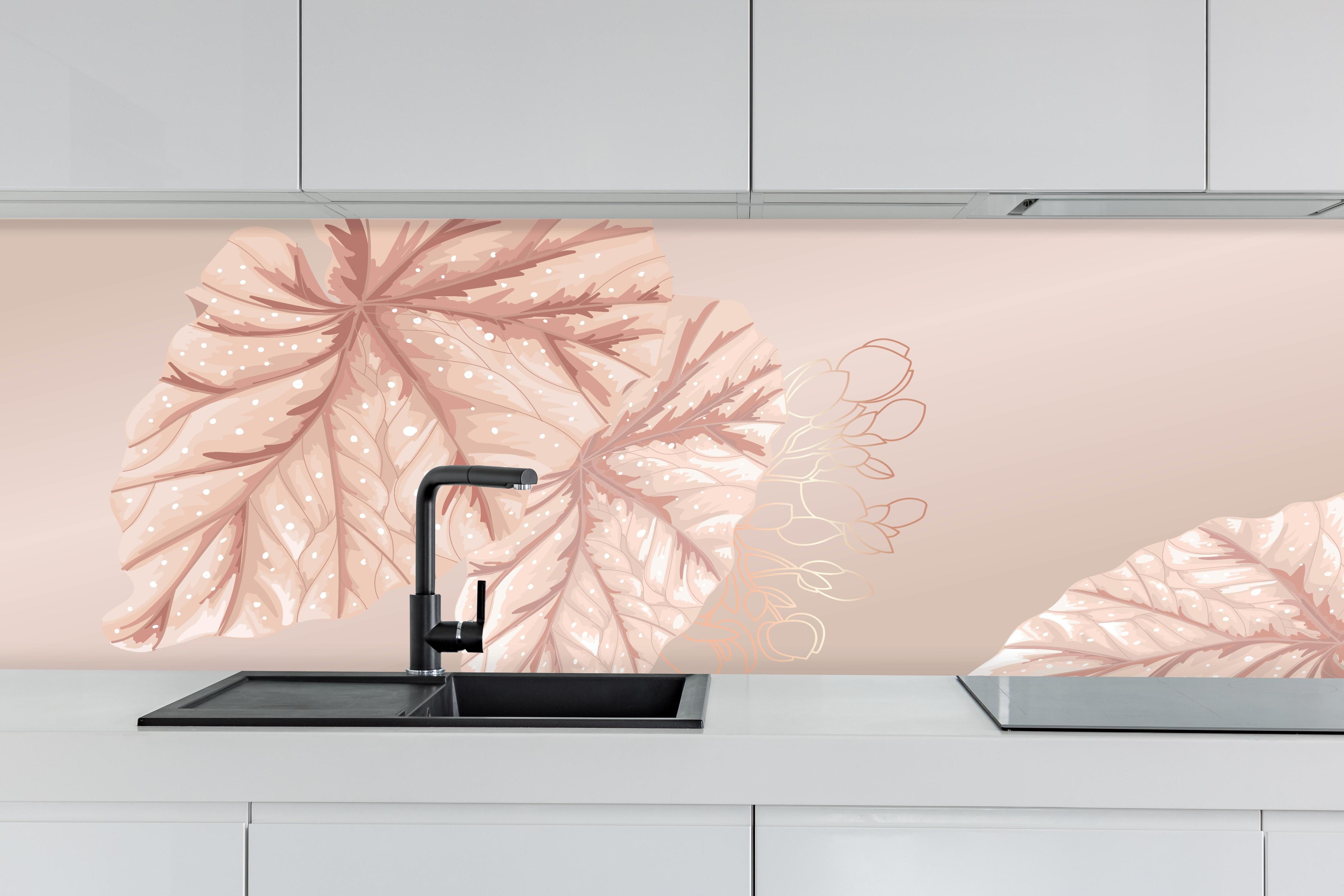 Küche - Design Blüten Blatt Illustration Beige hinter weißen Hochglanz-Küchenregalen und schwarzem Wasserhahn