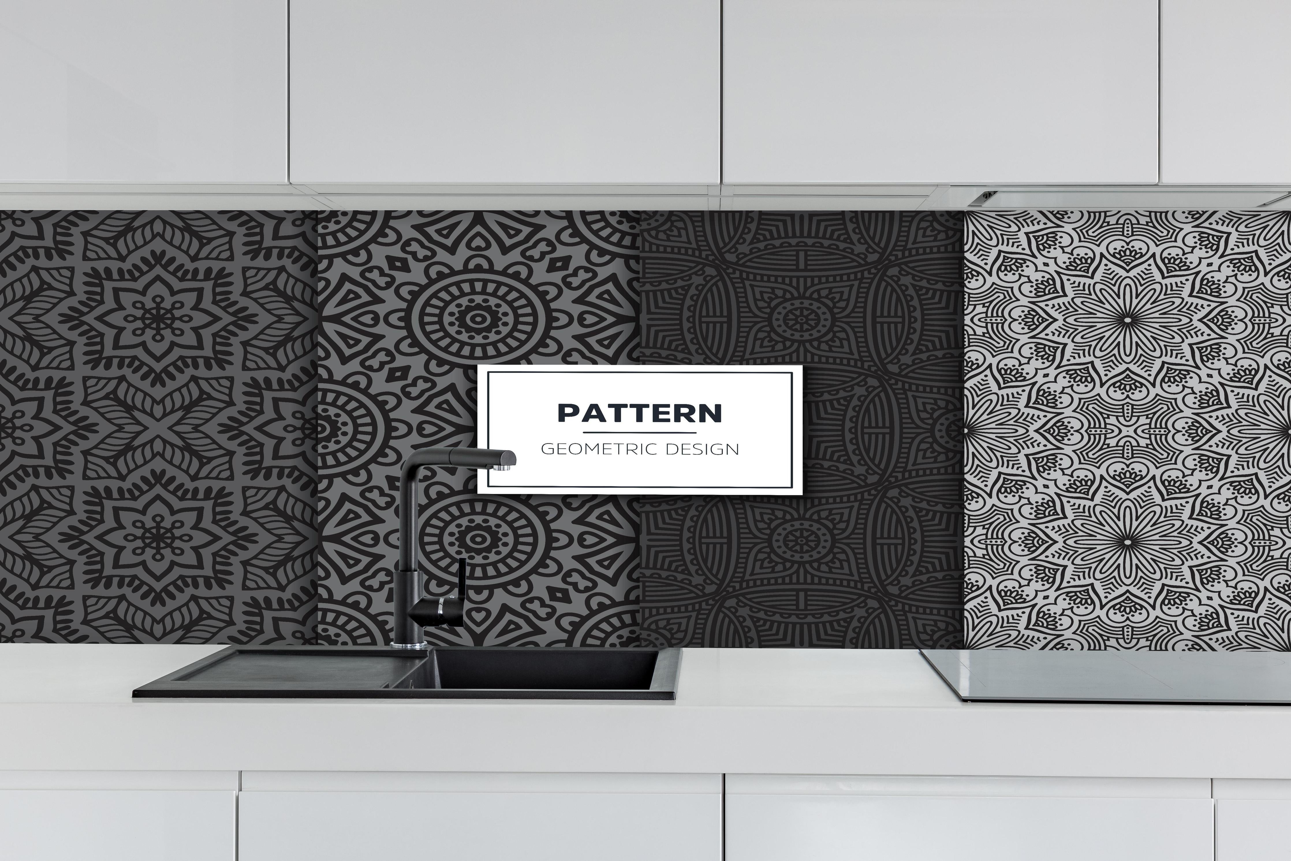 Küche - Design Muster Geometrisch Grau und Weiß hinter weißen Hochglanz-Küchenregalen und schwarzem Wasserhahn