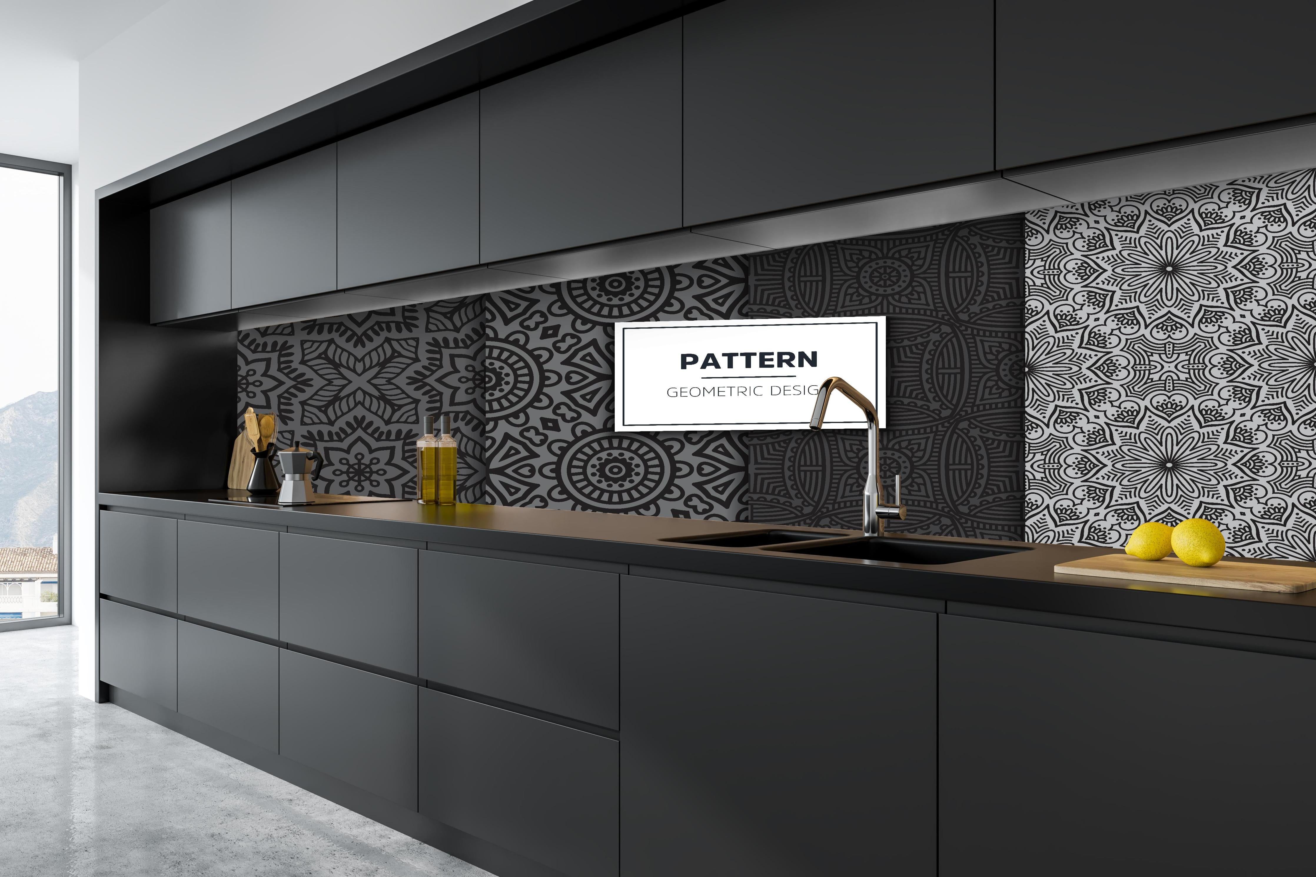 Küche - Design Muster Geometrisch Grau und Weiß hinter weißen Hochglanz-Küchenregalen und schwarzem Wasserhahn