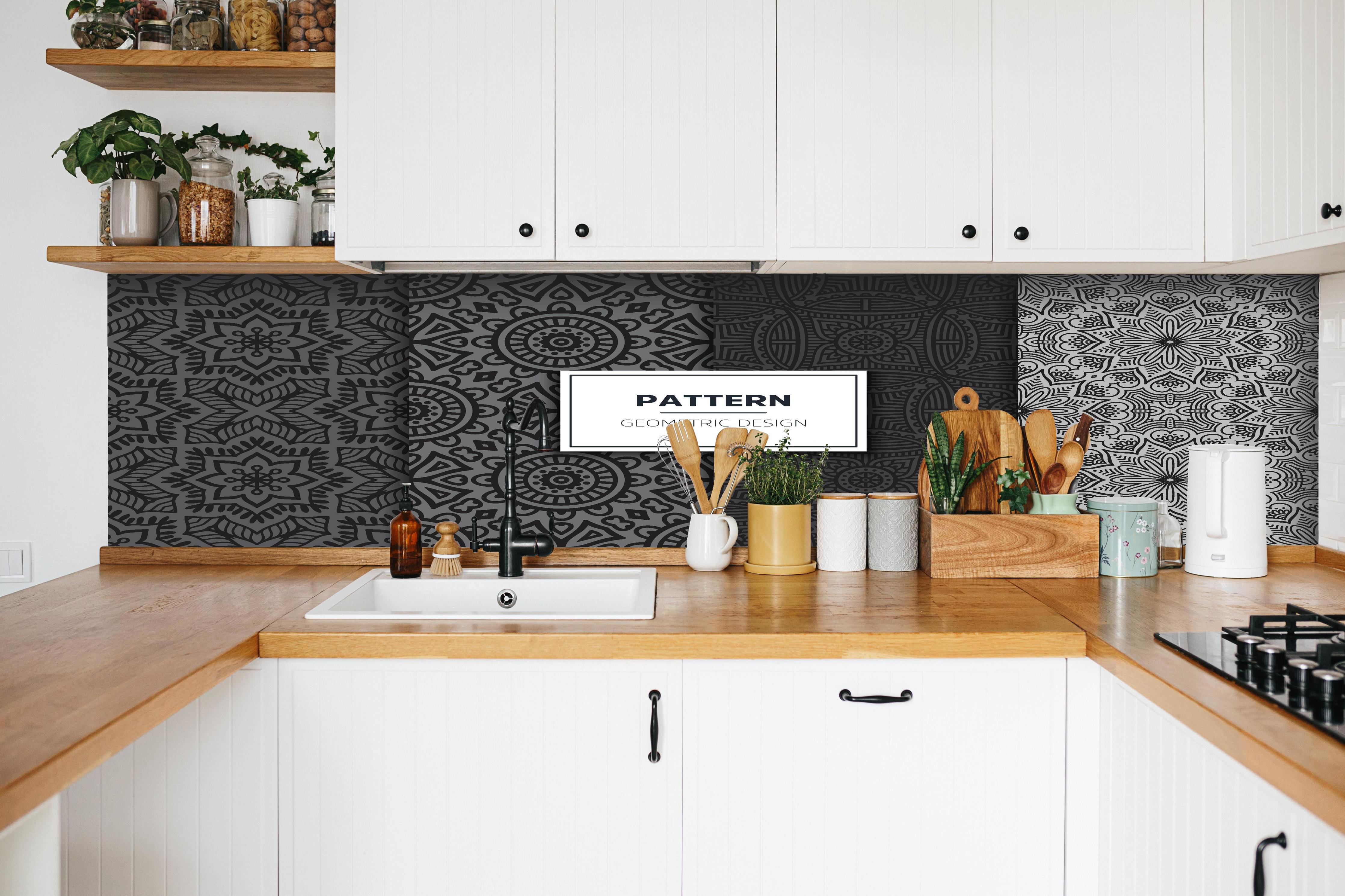 Küche - Design Muster Geometrisch Grau und Weiß hinter weißen Hochglanz-Küchenregalen und schwarzem Wasserhahn