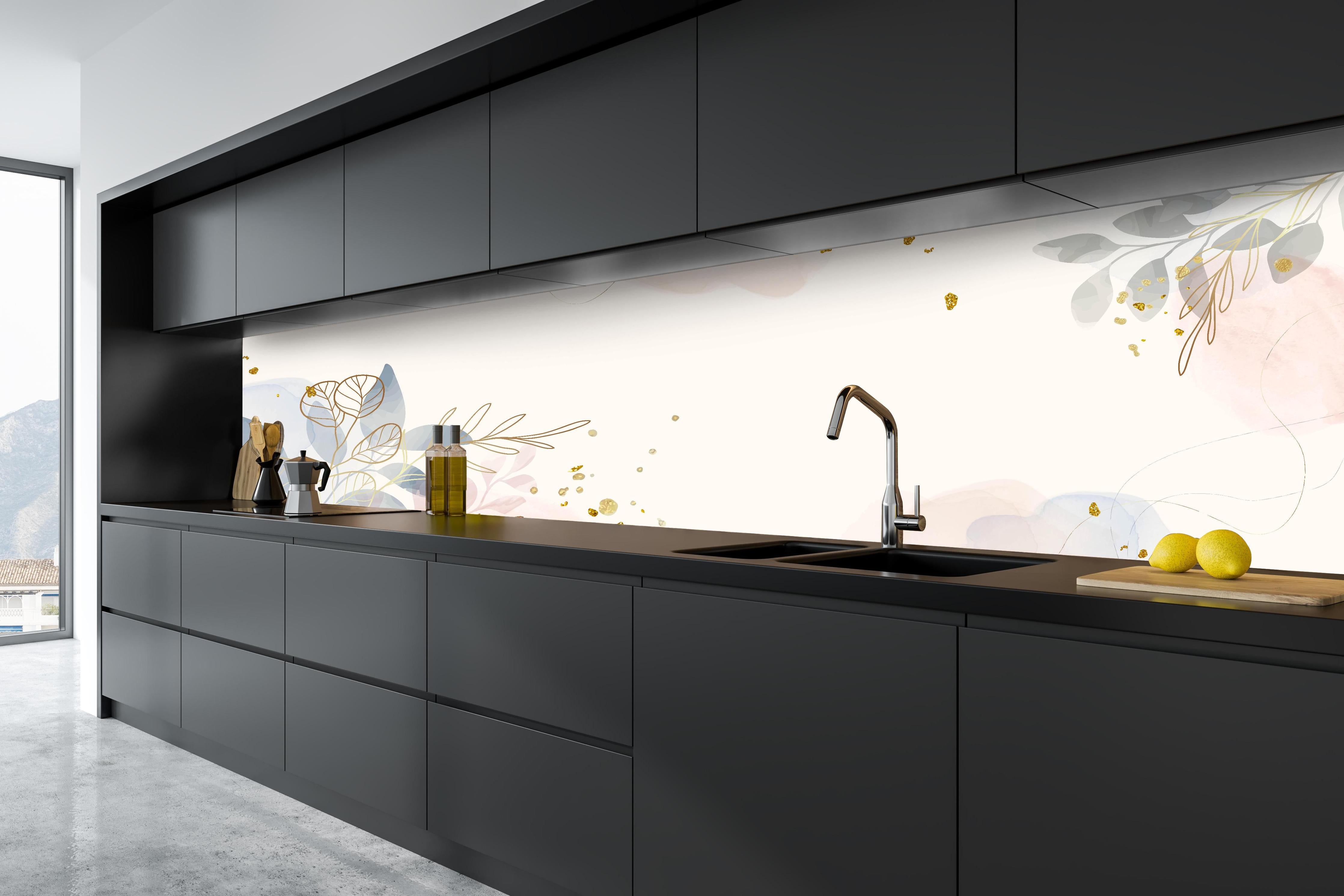 Küche - Design mit Blüten und Blättern in Pastell hinter weißen Hochglanz-Küchenregalen und schwarzem Wasserhahn