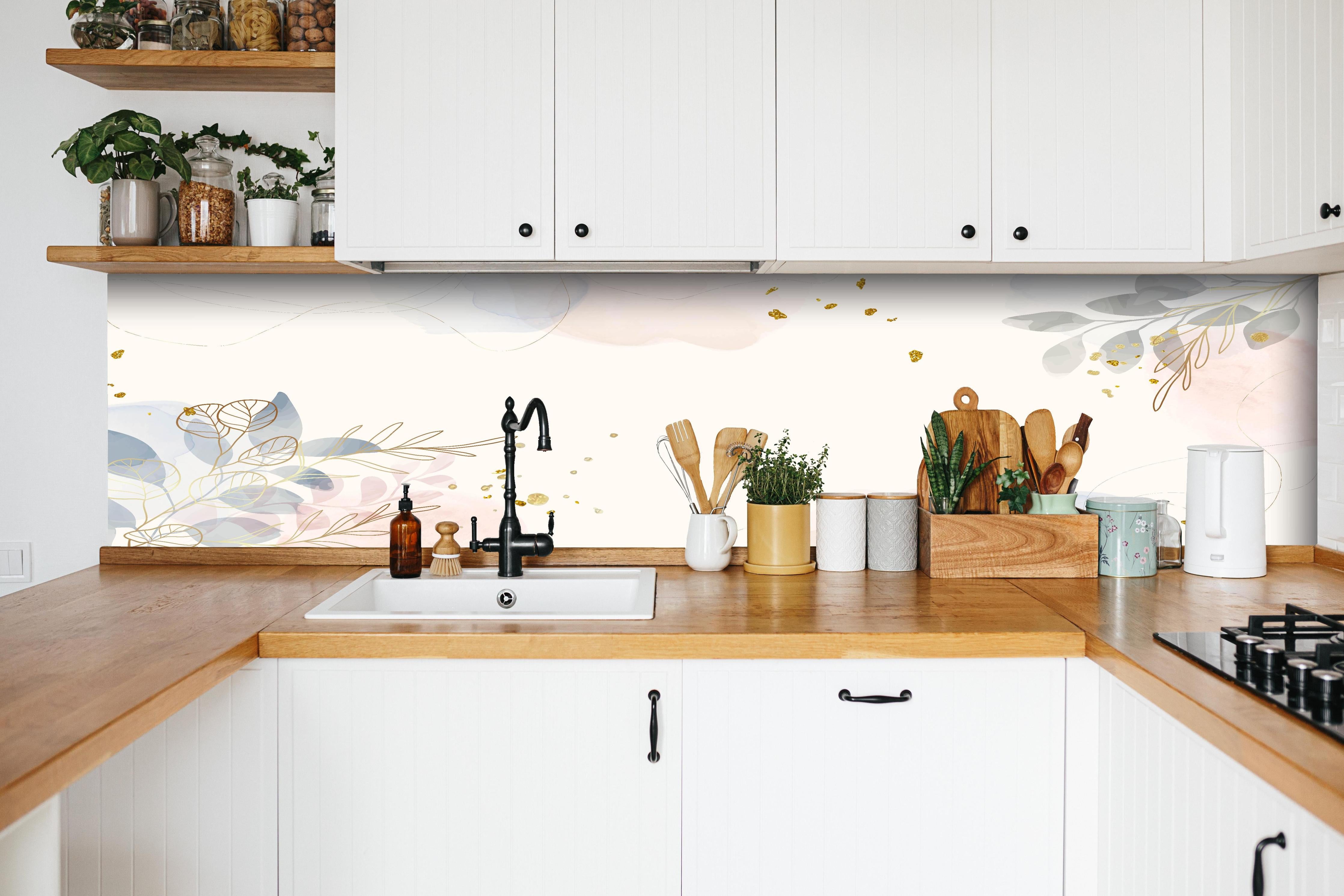 Küche - Design mit Blüten und Blättern in Pastell hinter weißen Hochglanz-Küchenregalen und schwarzem Wasserhahn