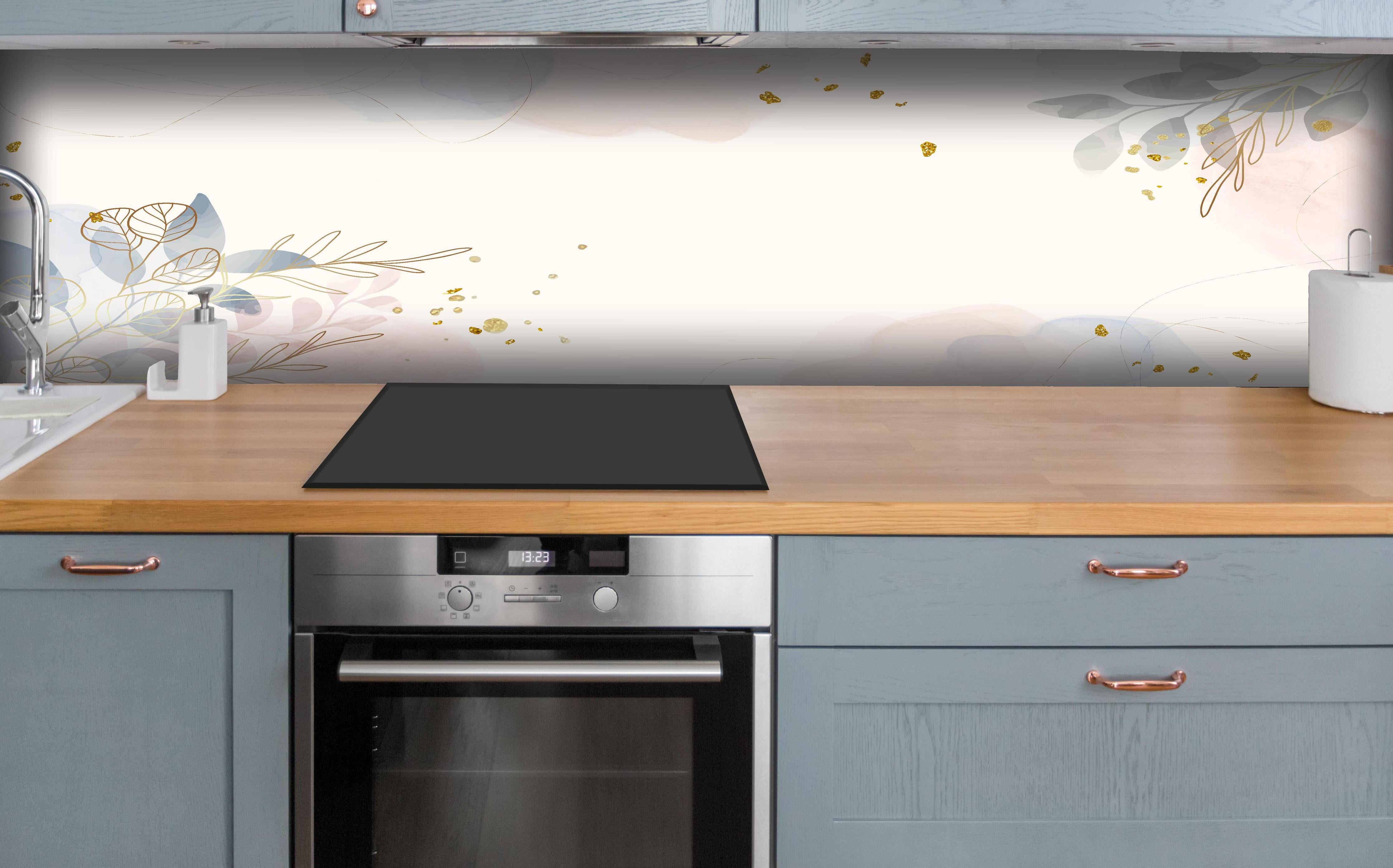 Küche - Design mit Blüten und Blättern in Pastell hinter weißen Hochglanz-Küchenregalen und schwarzem Wasserhahn