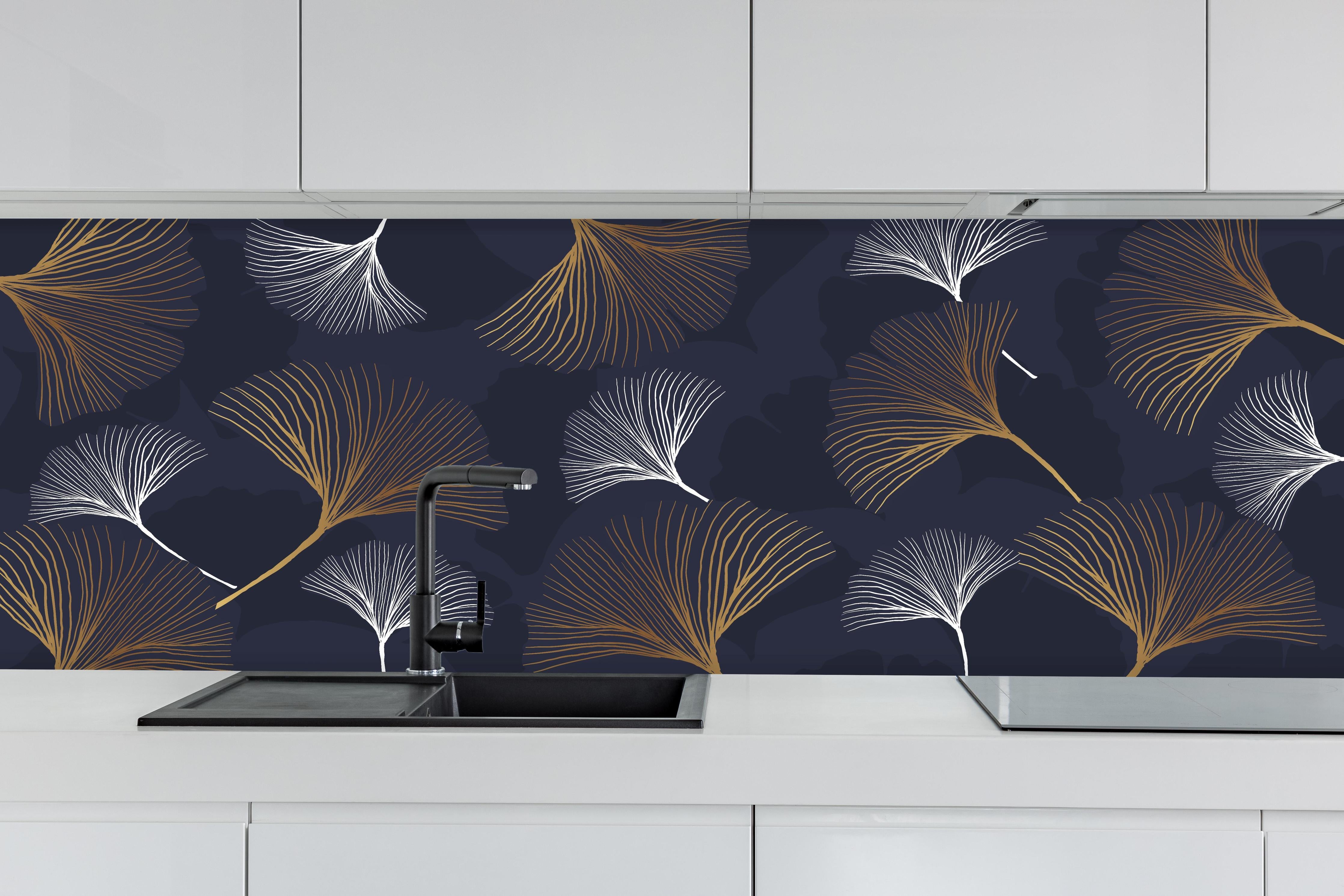 Küche - Designer Ginkgo Blätter auf Dunkel Tapete hinter weißen Hochglanz-Küchenregalen und schwarzem Wasserhahn