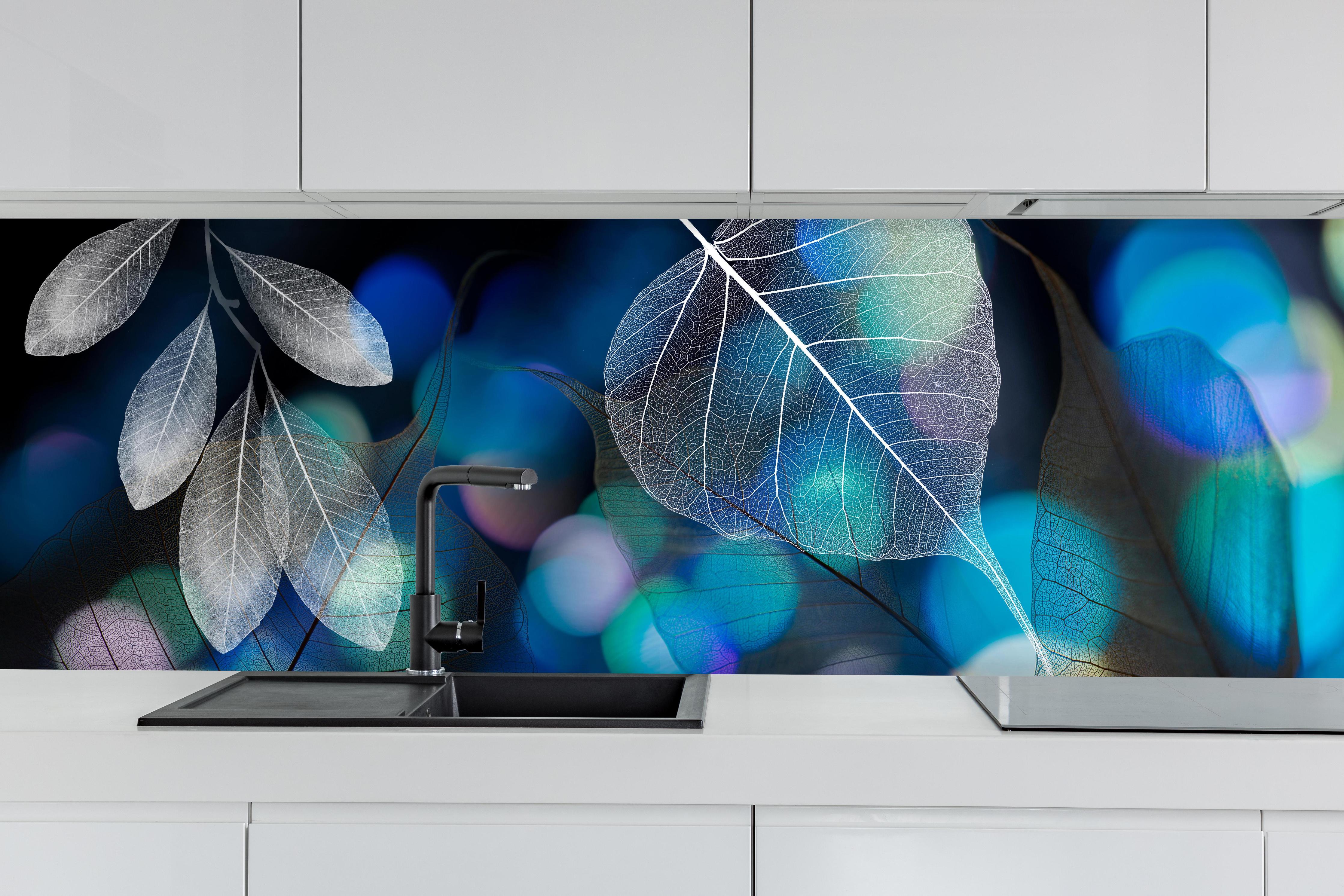 Küche - Detailreiche Blattadern Textur und Bokeh Lichter hinter weißen Hochglanz-Küchenregalen und schwarzem Wasserhahn