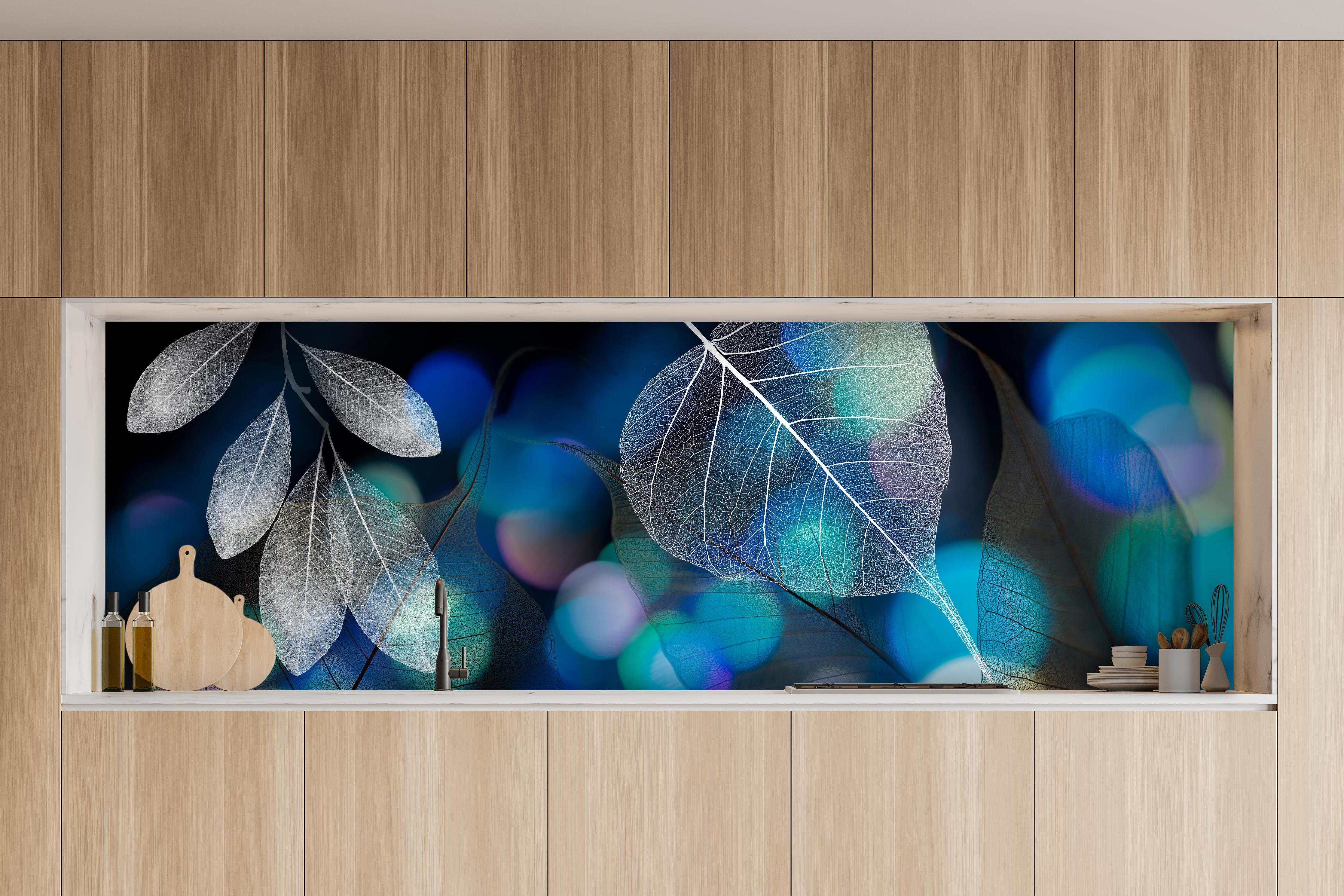 Küche - Detailreiche Blattadern Textur und Bokeh Lichter hinter weißen Hochglanz-Küchenregalen und schwarzem Wasserhahn