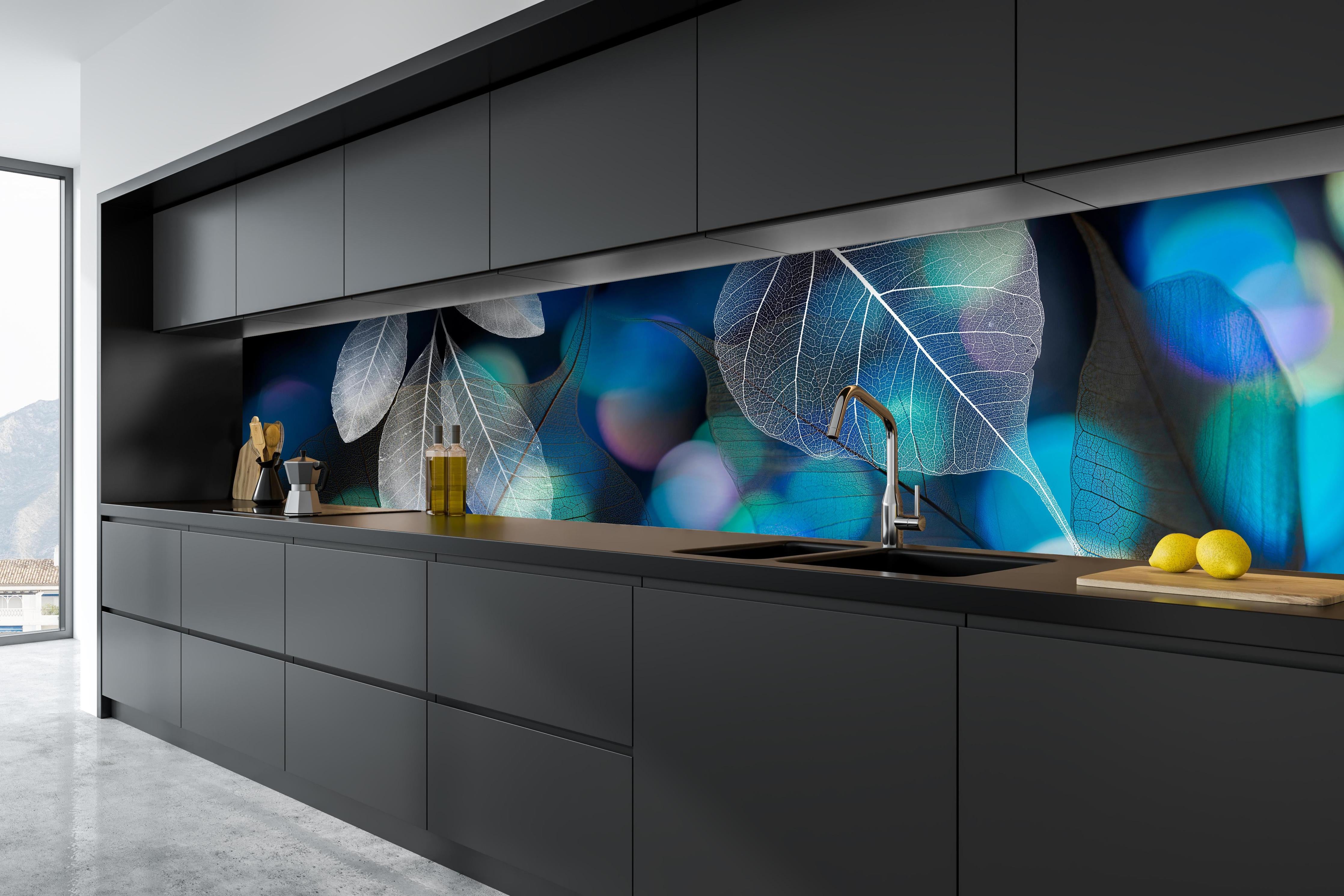 Küche - Detailreiche Blattadern Textur und Bokeh Lichter hinter weißen Hochglanz-Küchenregalen und schwarzem Wasserhahn