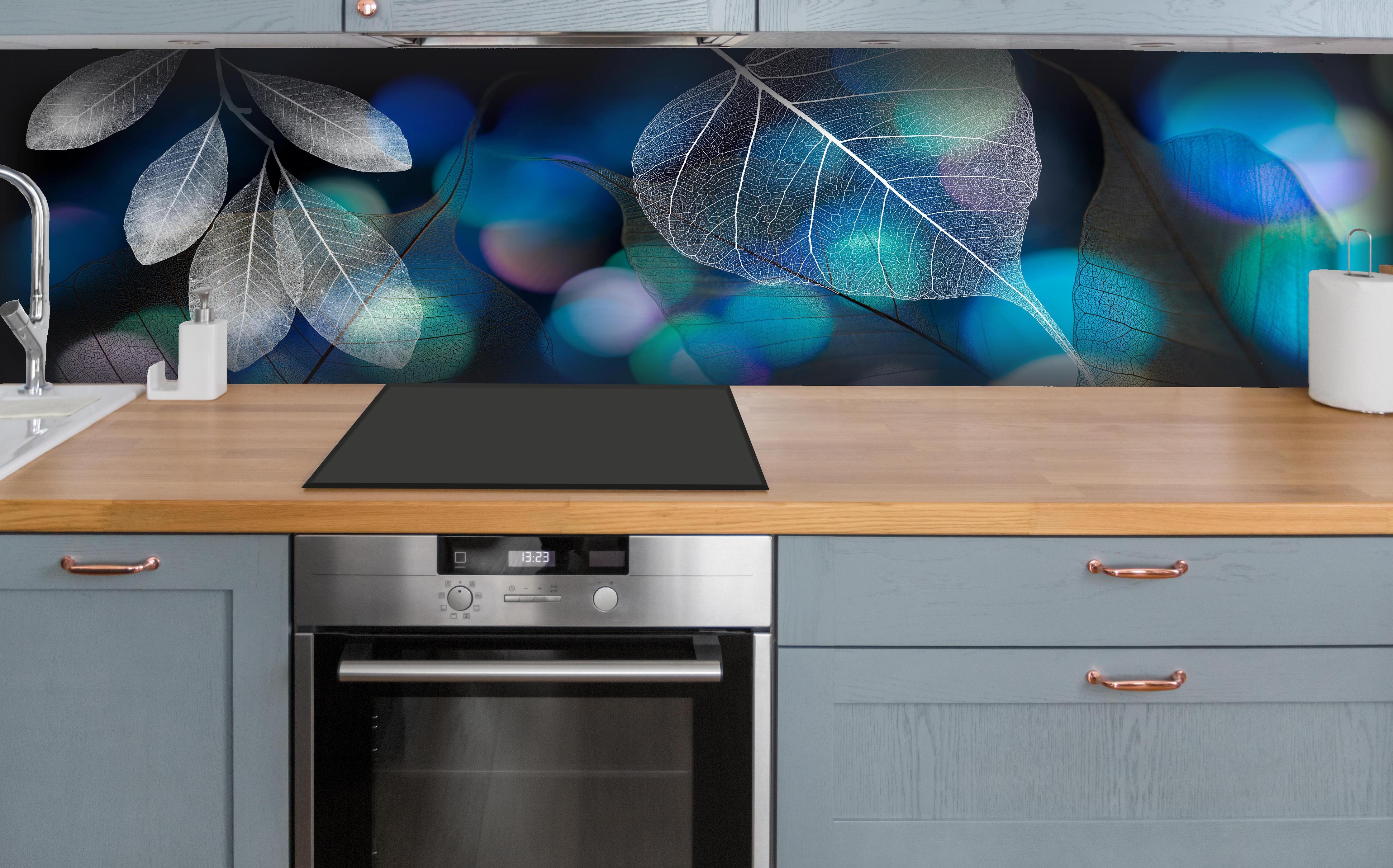 Küche - Detailreiche Blattadern Textur und Bokeh Lichter hinter weißen Hochglanz-Küchenregalen und schwarzem Wasserhahn