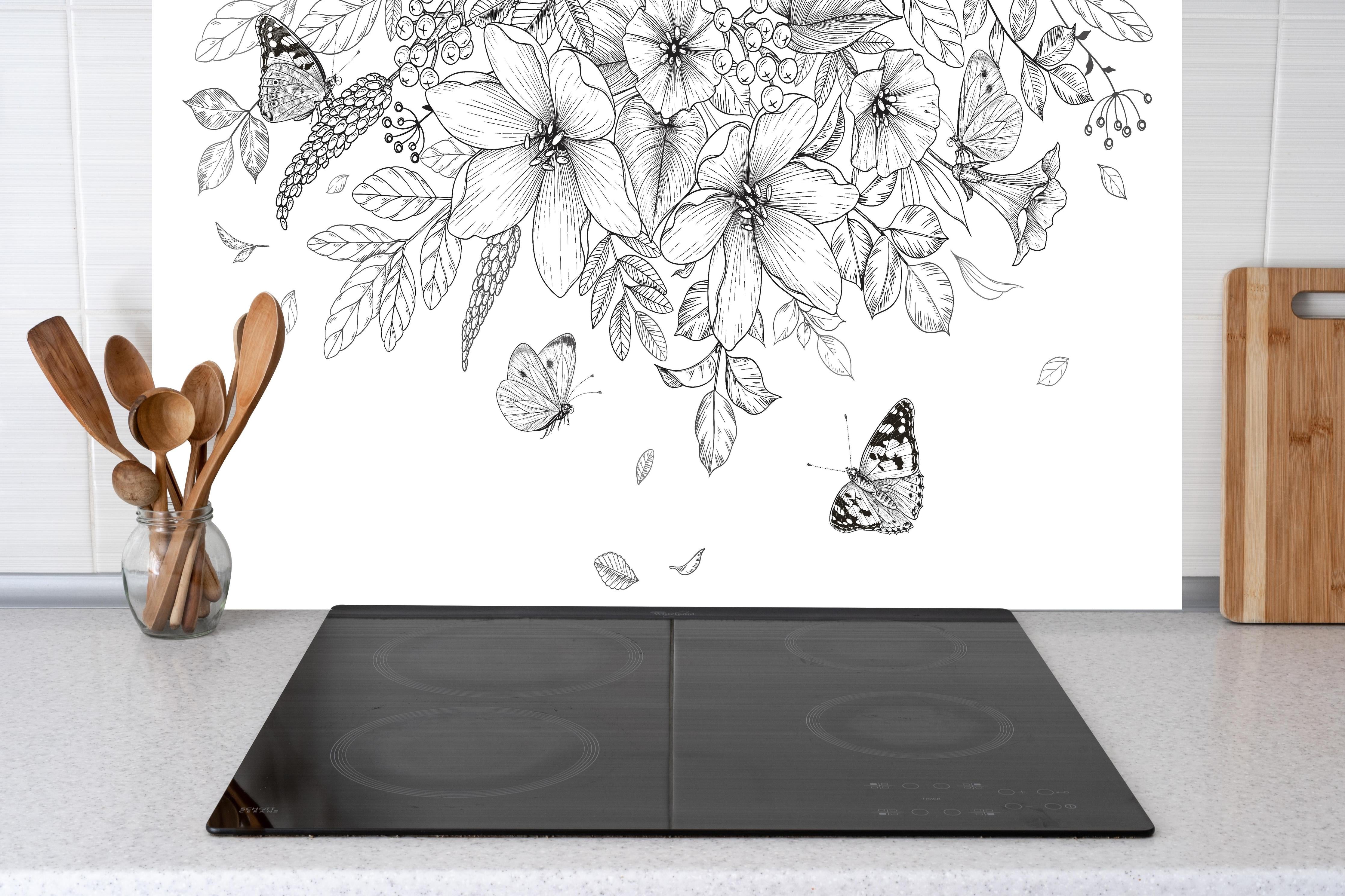 Küche - Detailreiche Blumen-Zeichnung in Schwarz-Weiß hinter weißen Hochglanz-Küchenregalen und schwarzem Wasserhahn