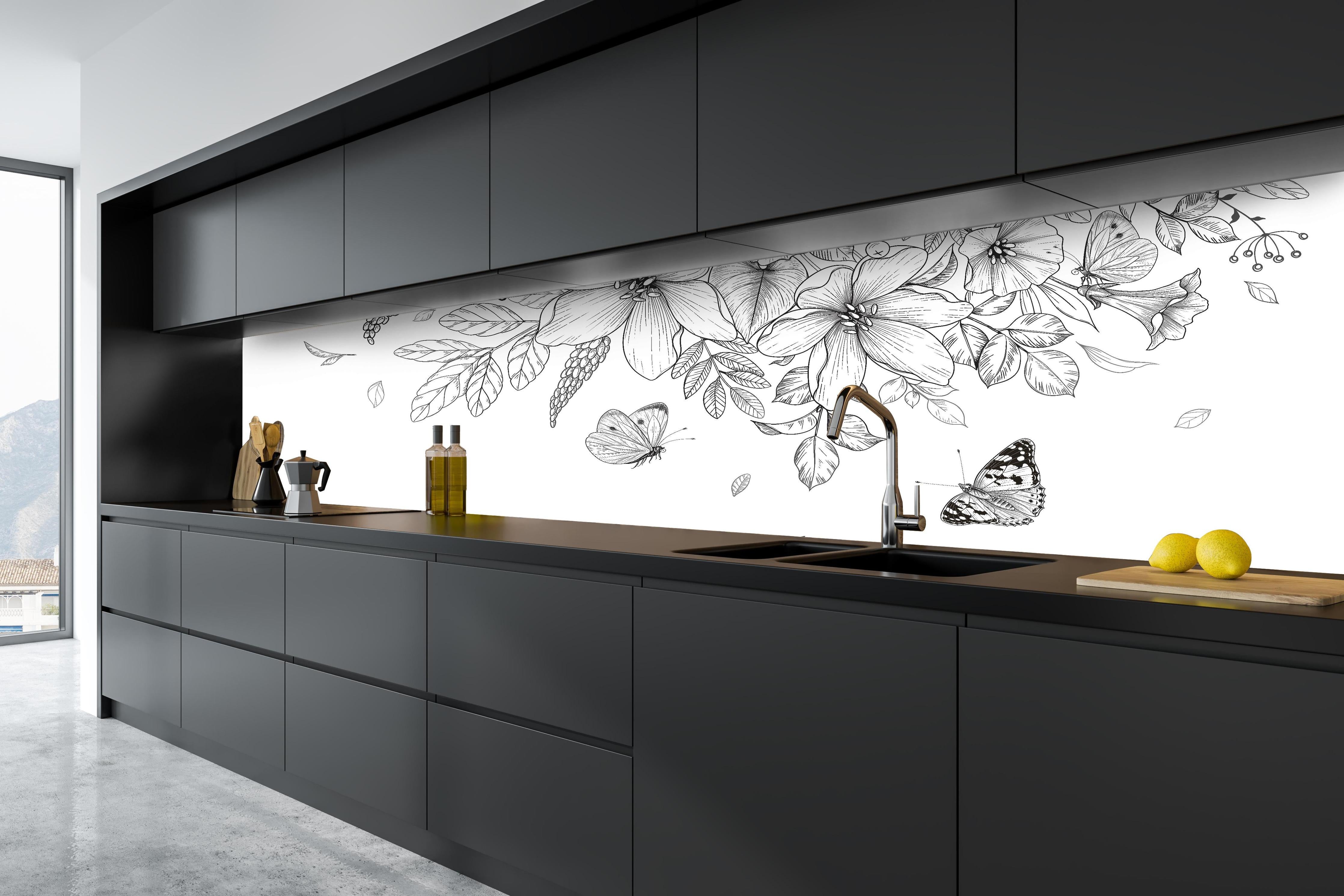 Küche - Detailreiche Blumen-Zeichnung in Schwarz-Weiß hinter weißen Hochglanz-Küchenregalen und schwarzem Wasserhahn