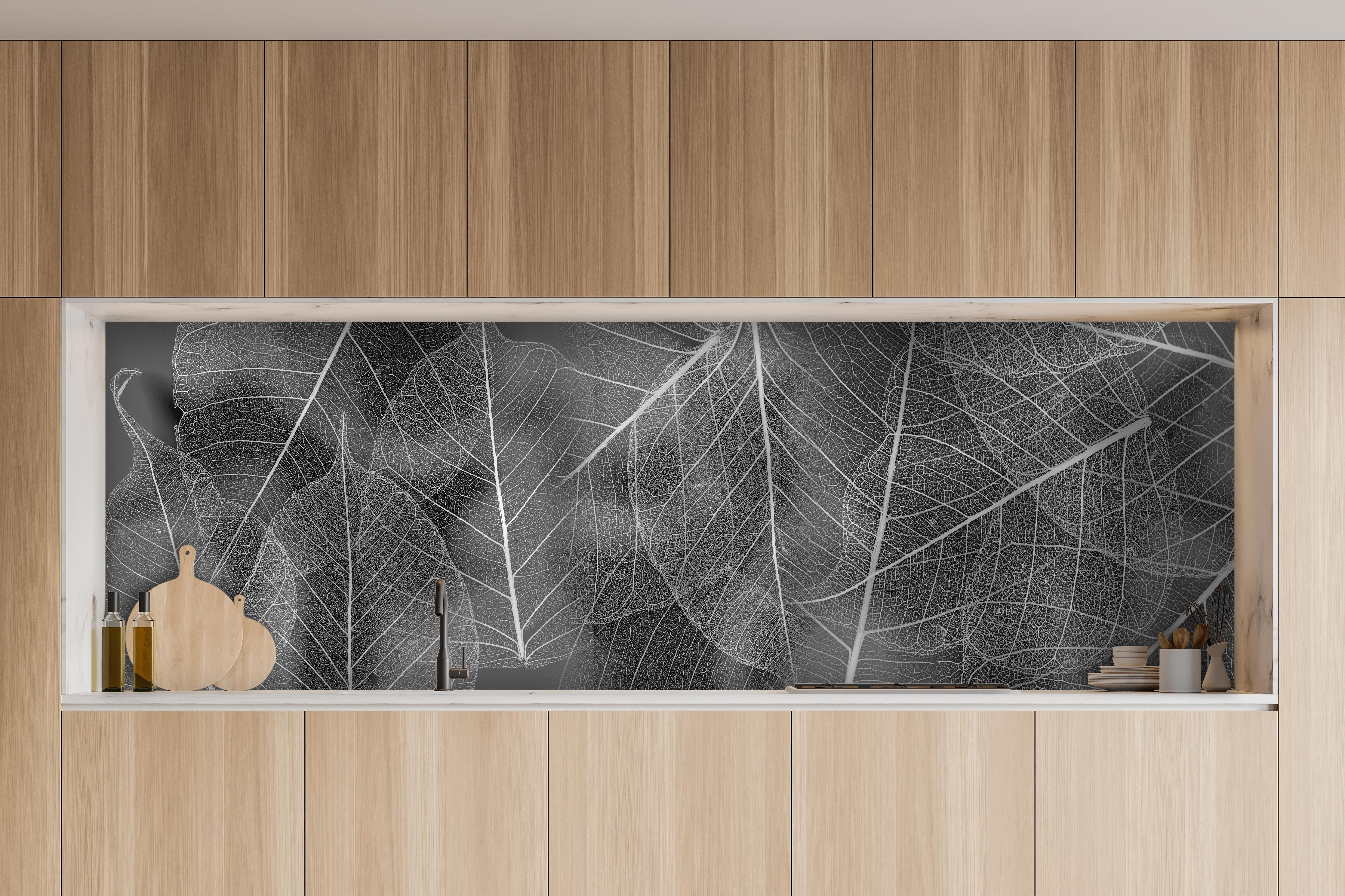 Küche - Detailreiche Grau-Weiße Blattstruktur Makro hinter weißen Hochglanz-Küchenregalen und schwarzem Wasserhahn