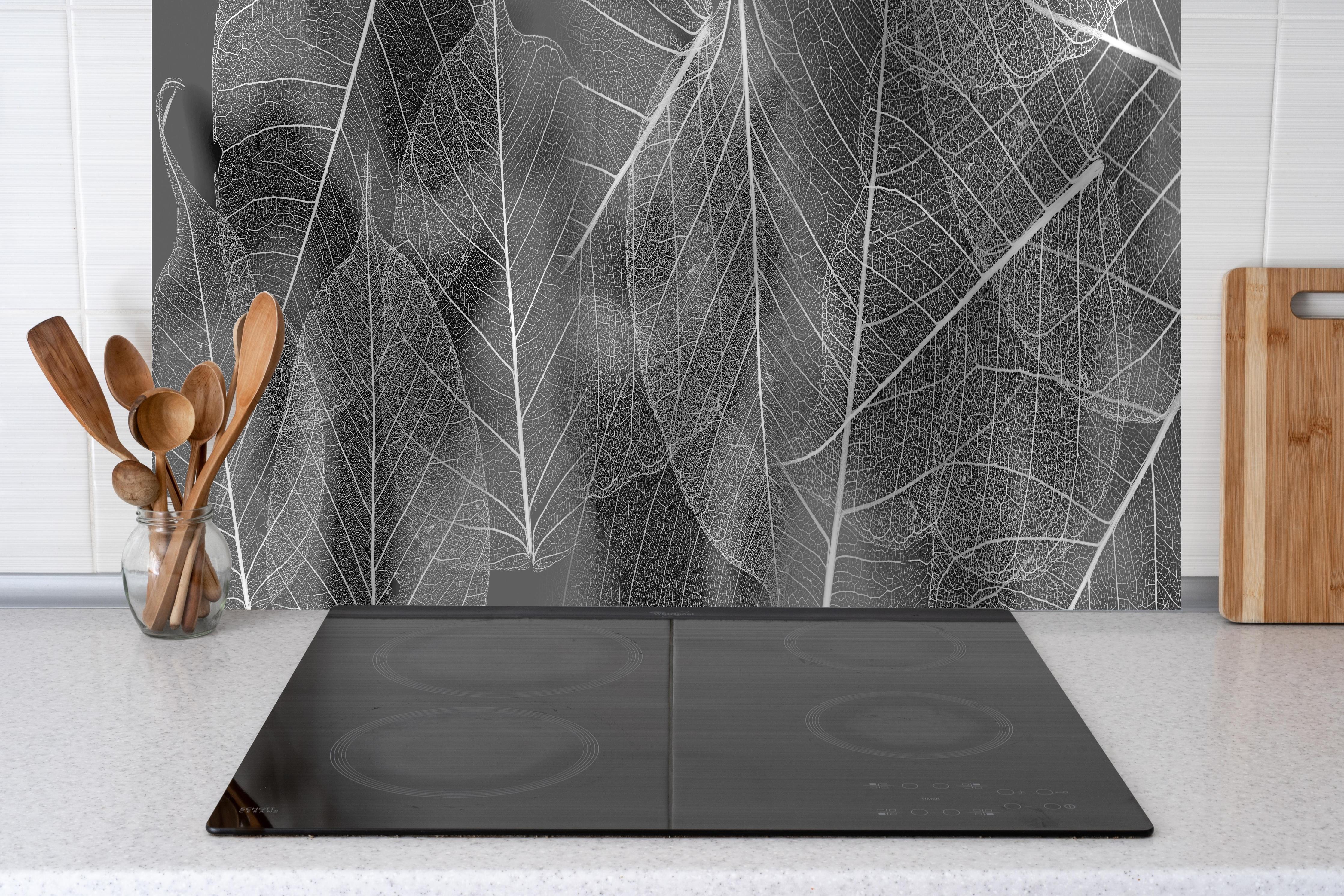 Küche - Detailreiche Grau-Weiße Blattstruktur Makro hinter weißen Hochglanz-Küchenregalen und schwarzem Wasserhahn