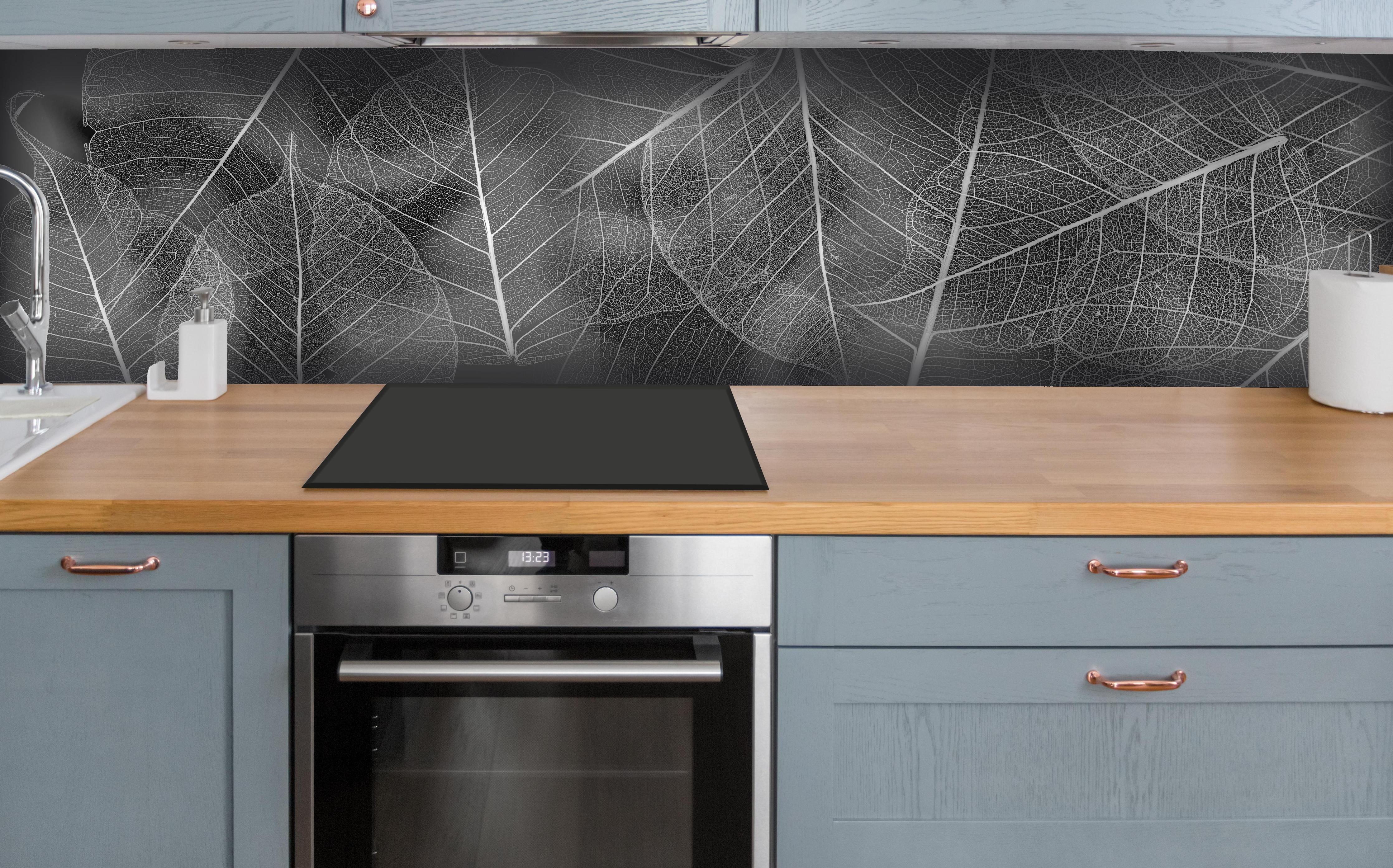 Küche - Detailreiche Grau-Weiße Blattstruktur Makro hinter weißen Hochglanz-Küchenregalen und schwarzem Wasserhahn