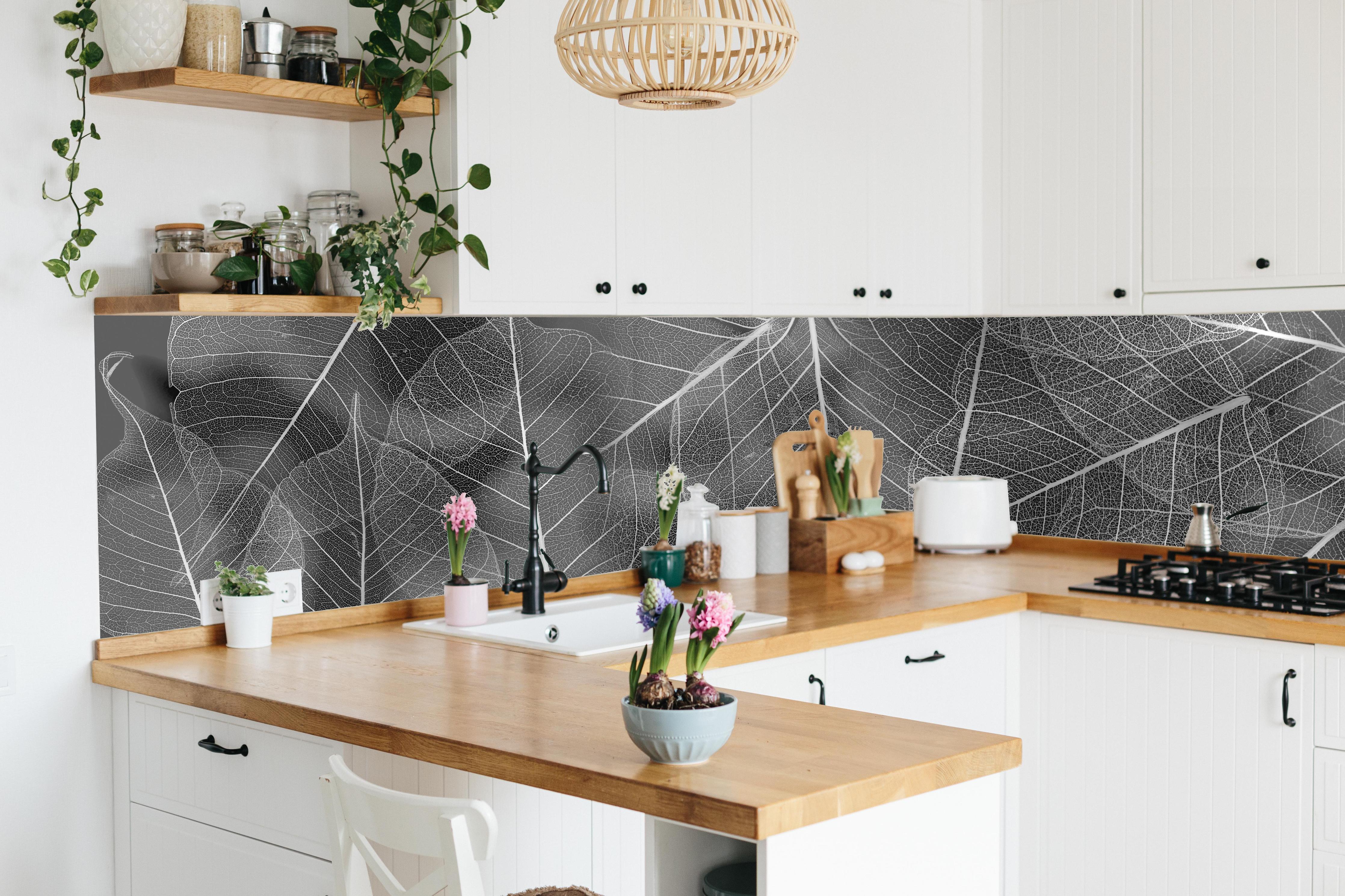 Küche - Detailreiche Grau-Weiße Blattstruktur Makro hinter weißen Hochglanz-Küchenregalen und schwarzem Wasserhahn