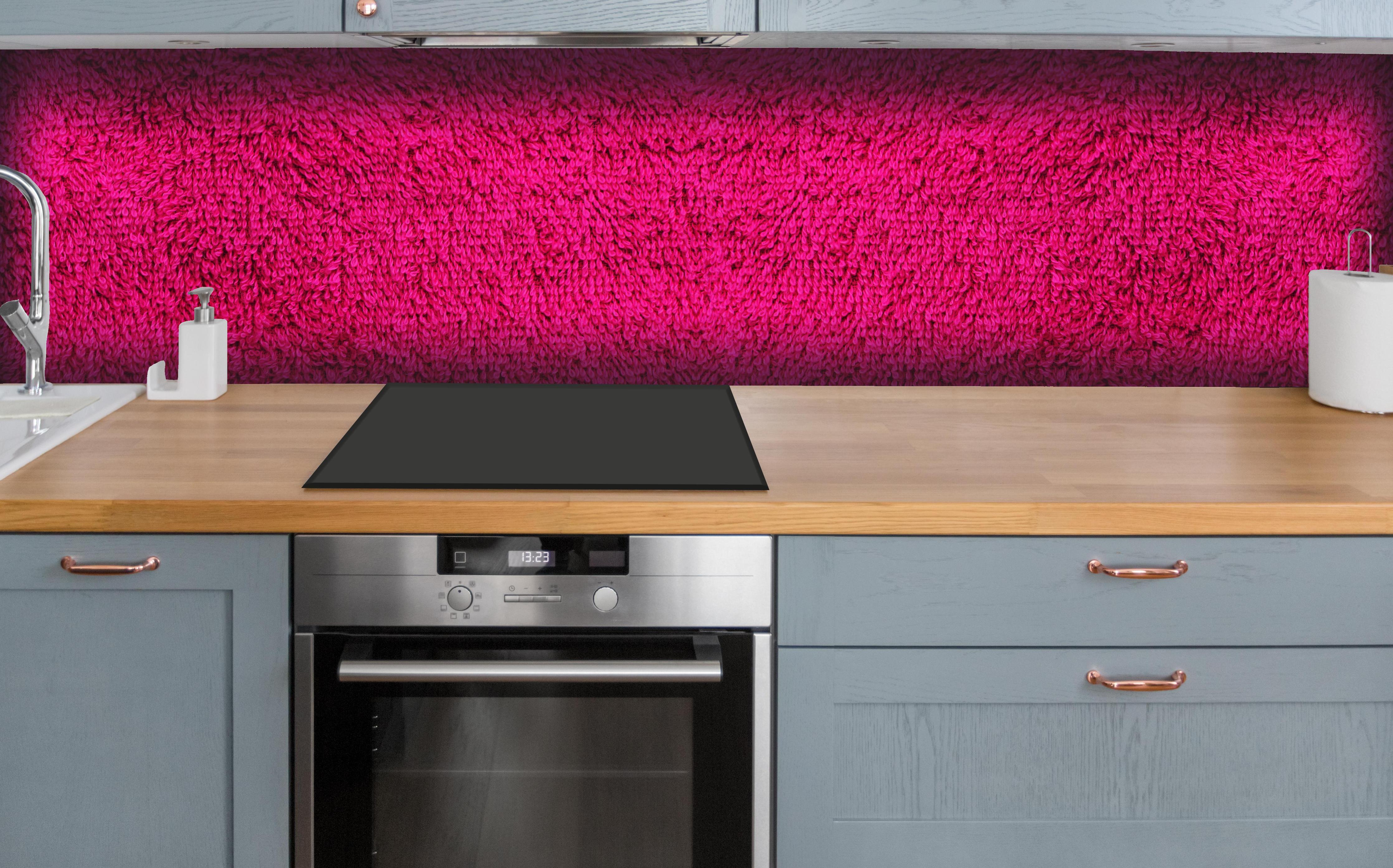 Küche - Detailreiche Lila Frottee Stoffstruktur hinter weißen Hochglanz-Küchenregalen und schwarzem Wasserhahn