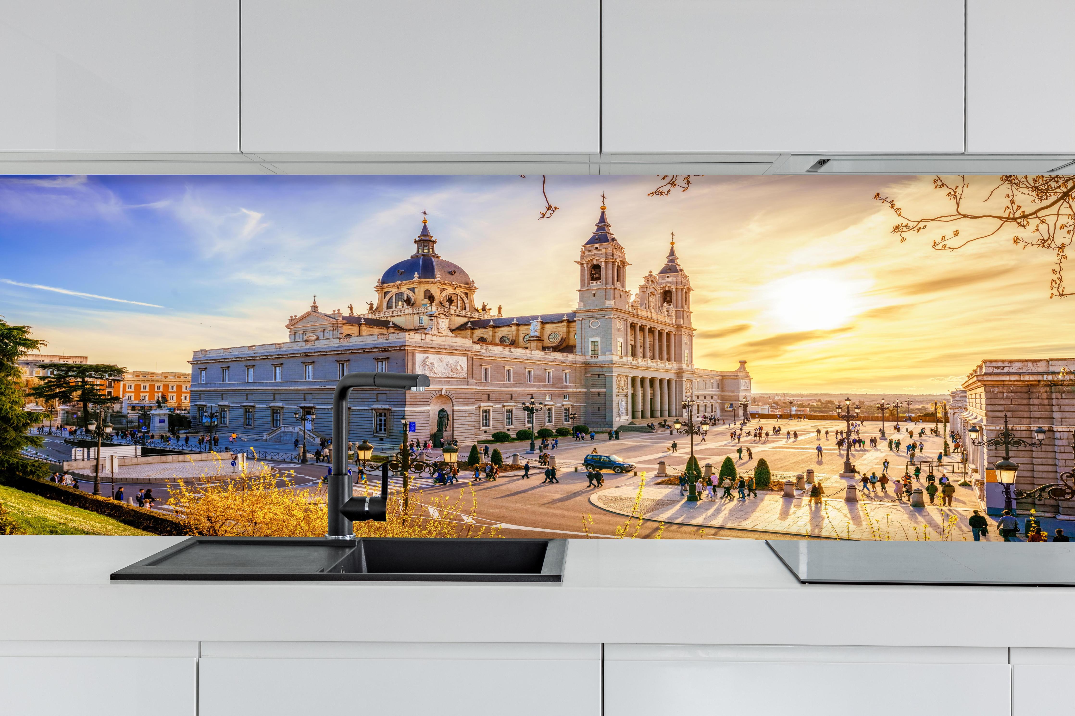 Küche - Die Kathedrale von Madrid hinter weißen Hochglanz-Küchenregalen und schwarzem Wasserhahn