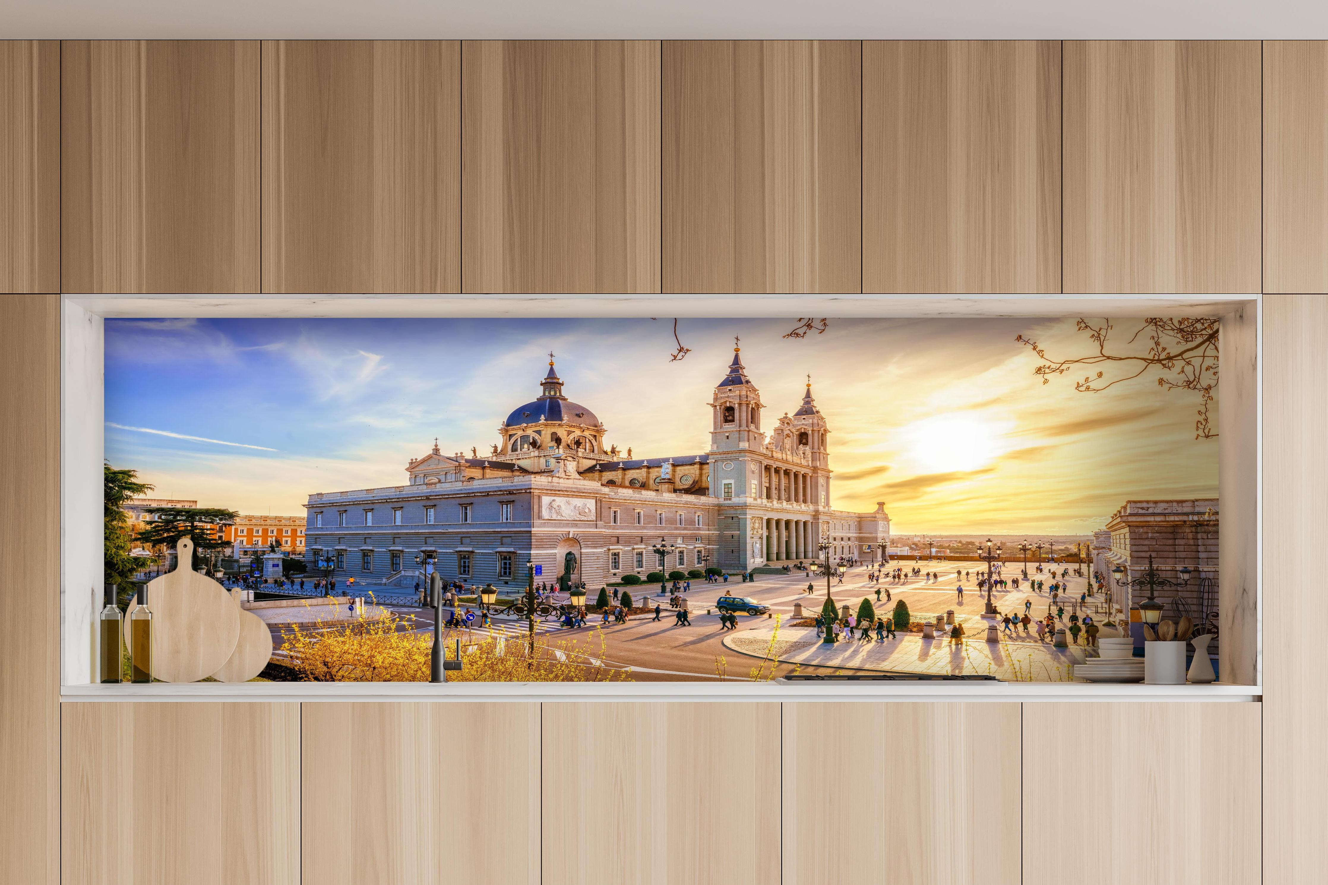 Küche - Die Kathedrale von Madrid hinter weißen Hochglanz-Küchenregalen und schwarzem Wasserhahn