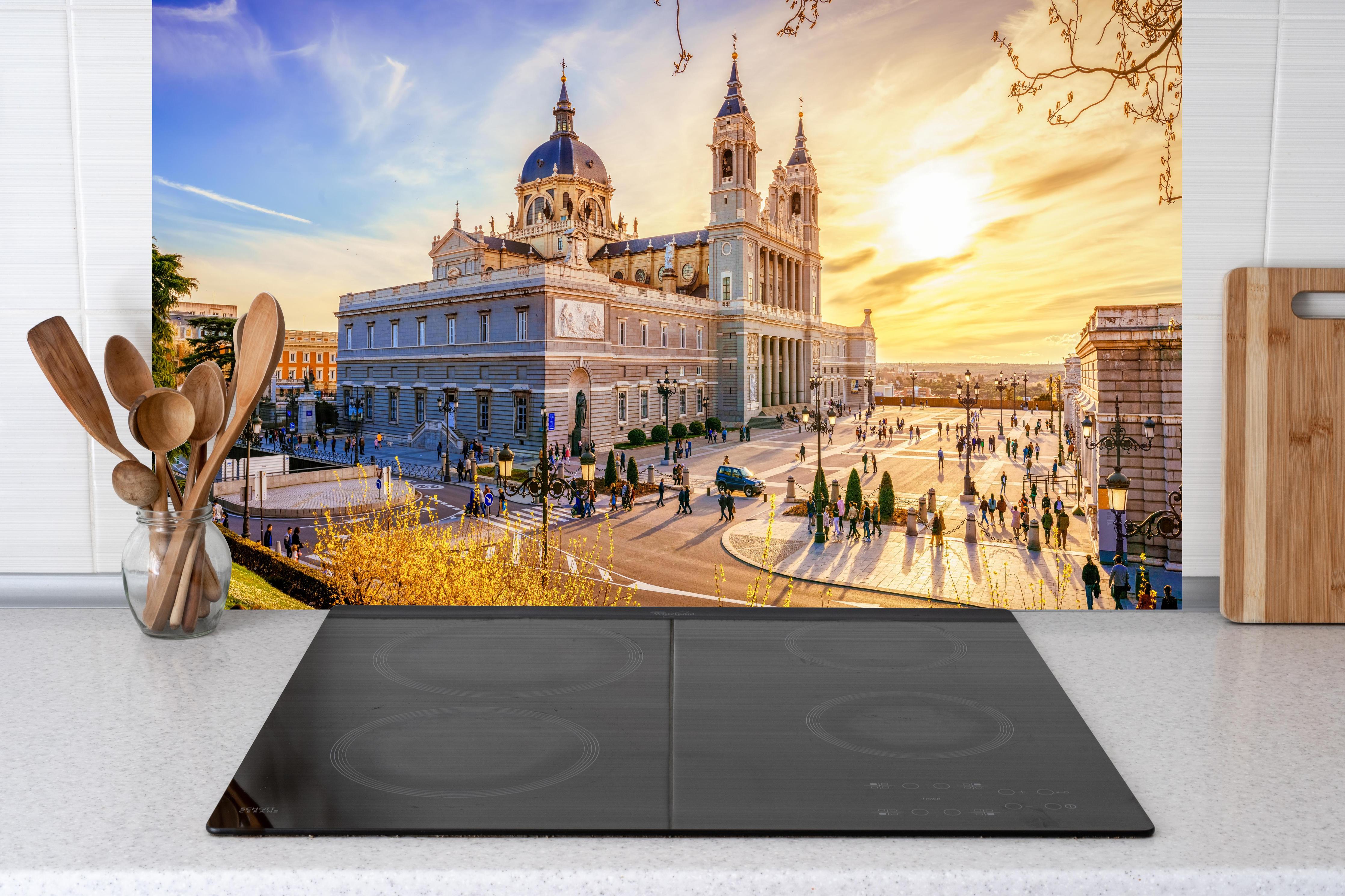 Küche - Die Kathedrale von Madrid hinter weißen Hochglanz-Küchenregalen und schwarzem Wasserhahn