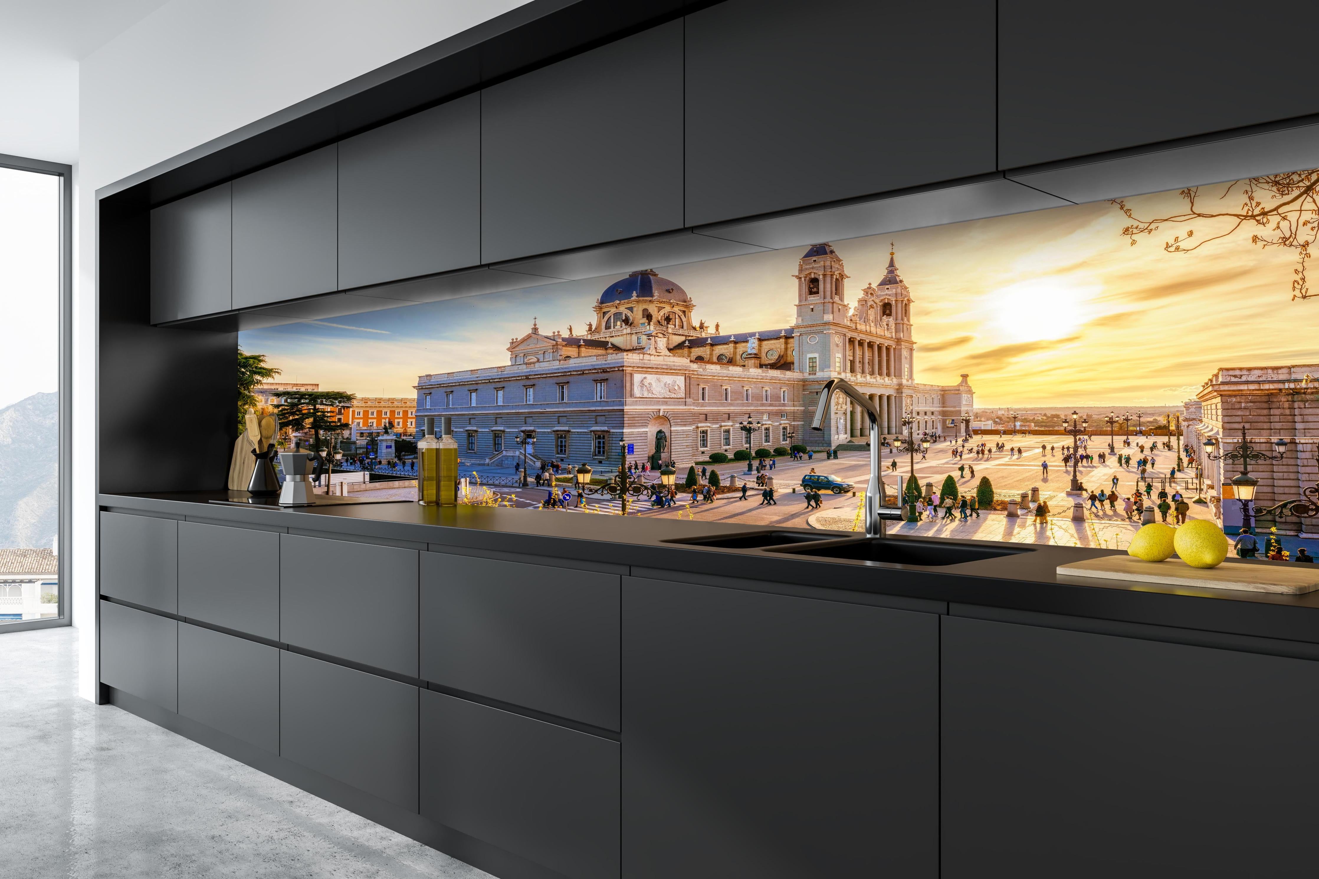 Küche - Die Kathedrale von Madrid hinter weißen Hochglanz-Küchenregalen und schwarzem Wasserhahn