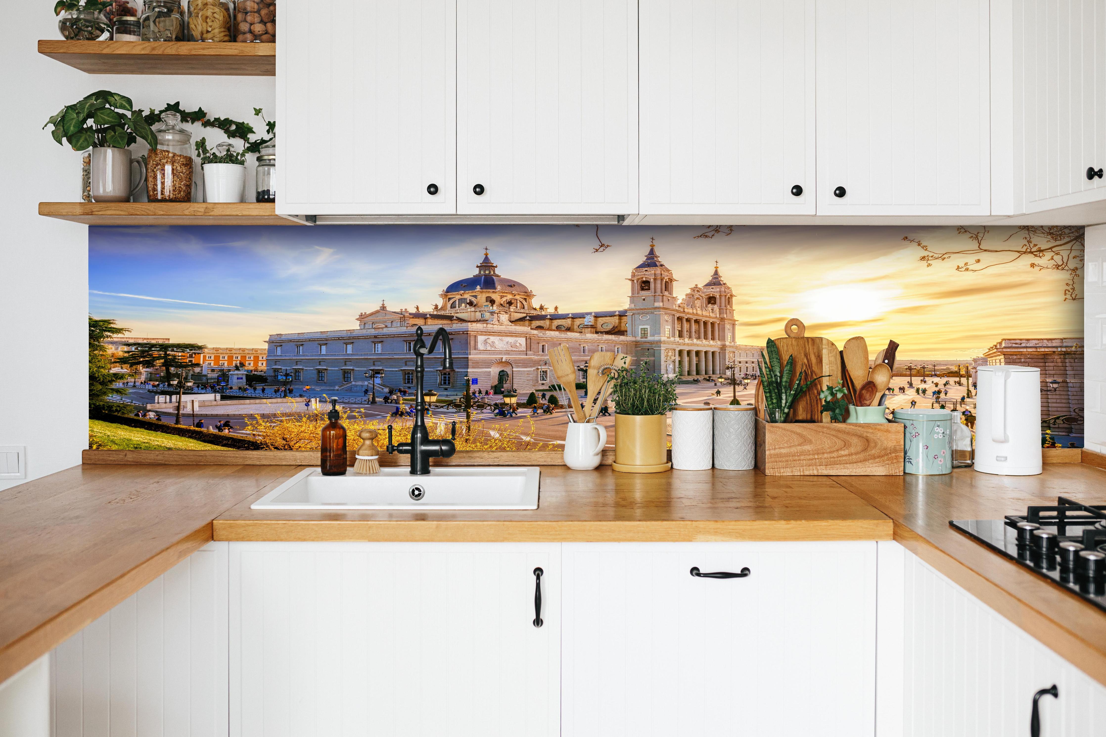 Küche - Die Kathedrale von Madrid hinter weißen Hochglanz-Küchenregalen und schwarzem Wasserhahn