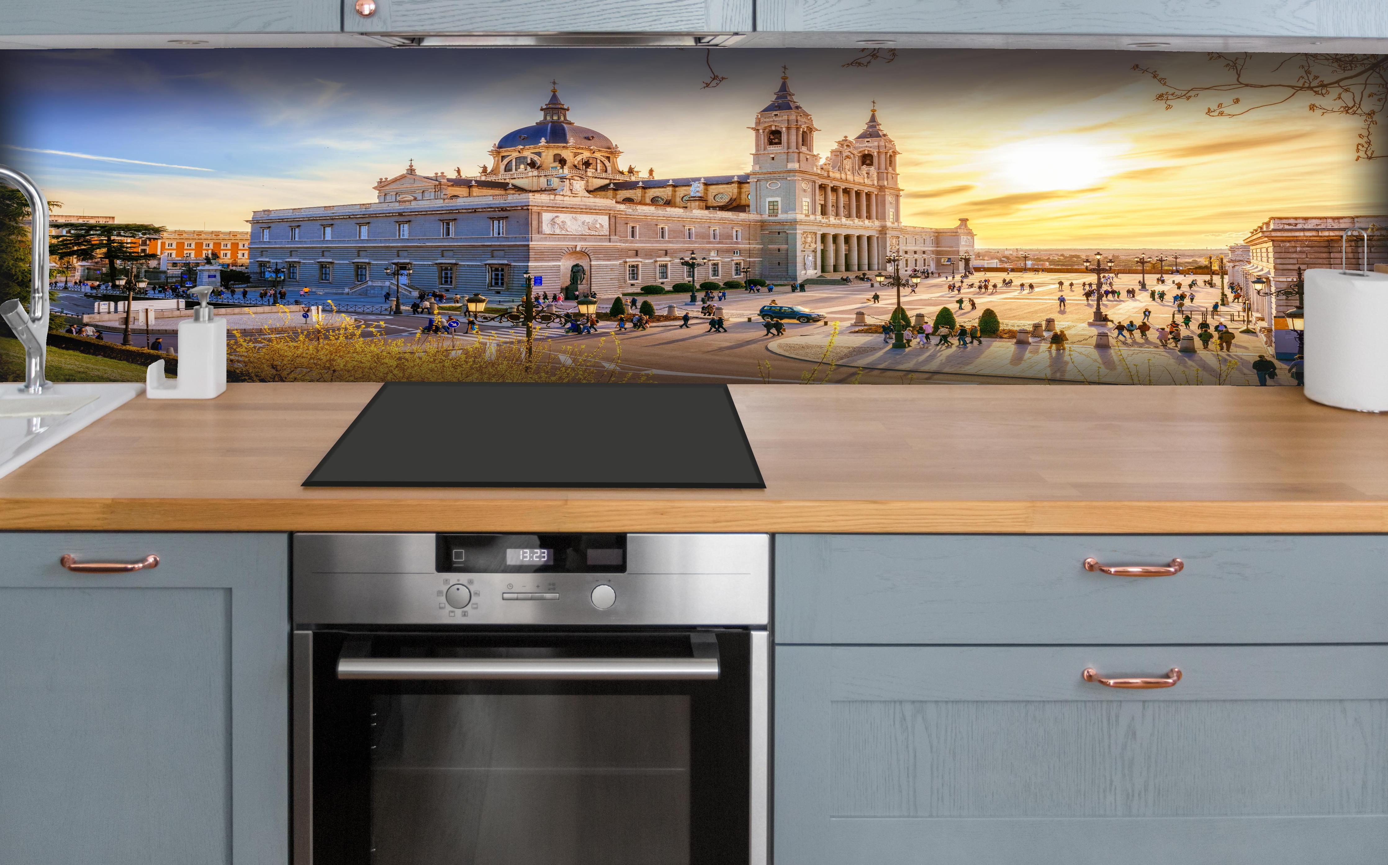 Küche - Die Kathedrale von Madrid hinter weißen Hochglanz-Küchenregalen und schwarzem Wasserhahn