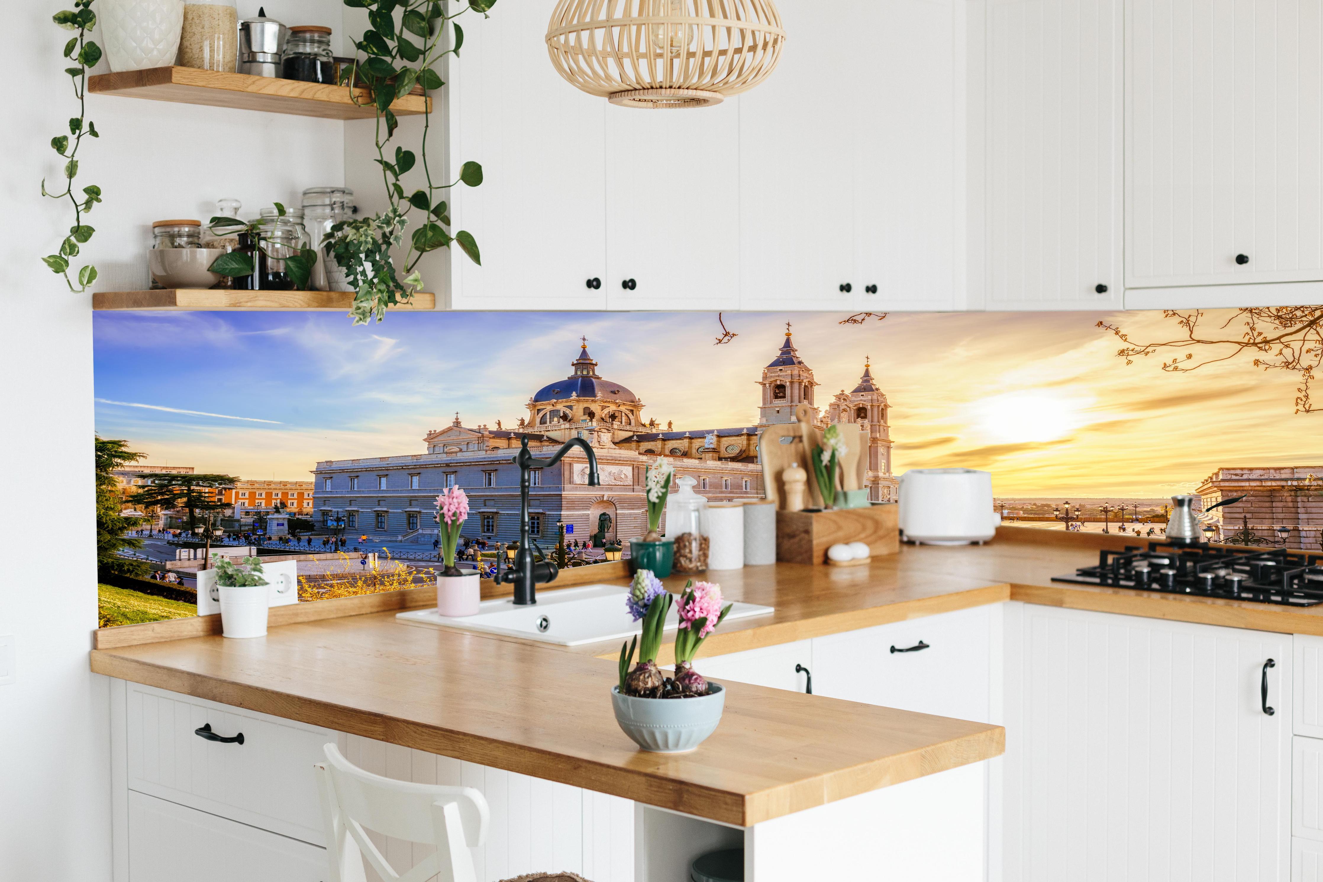 Küche - Die Kathedrale von Madrid hinter weißen Hochglanz-Küchenregalen und schwarzem Wasserhahn