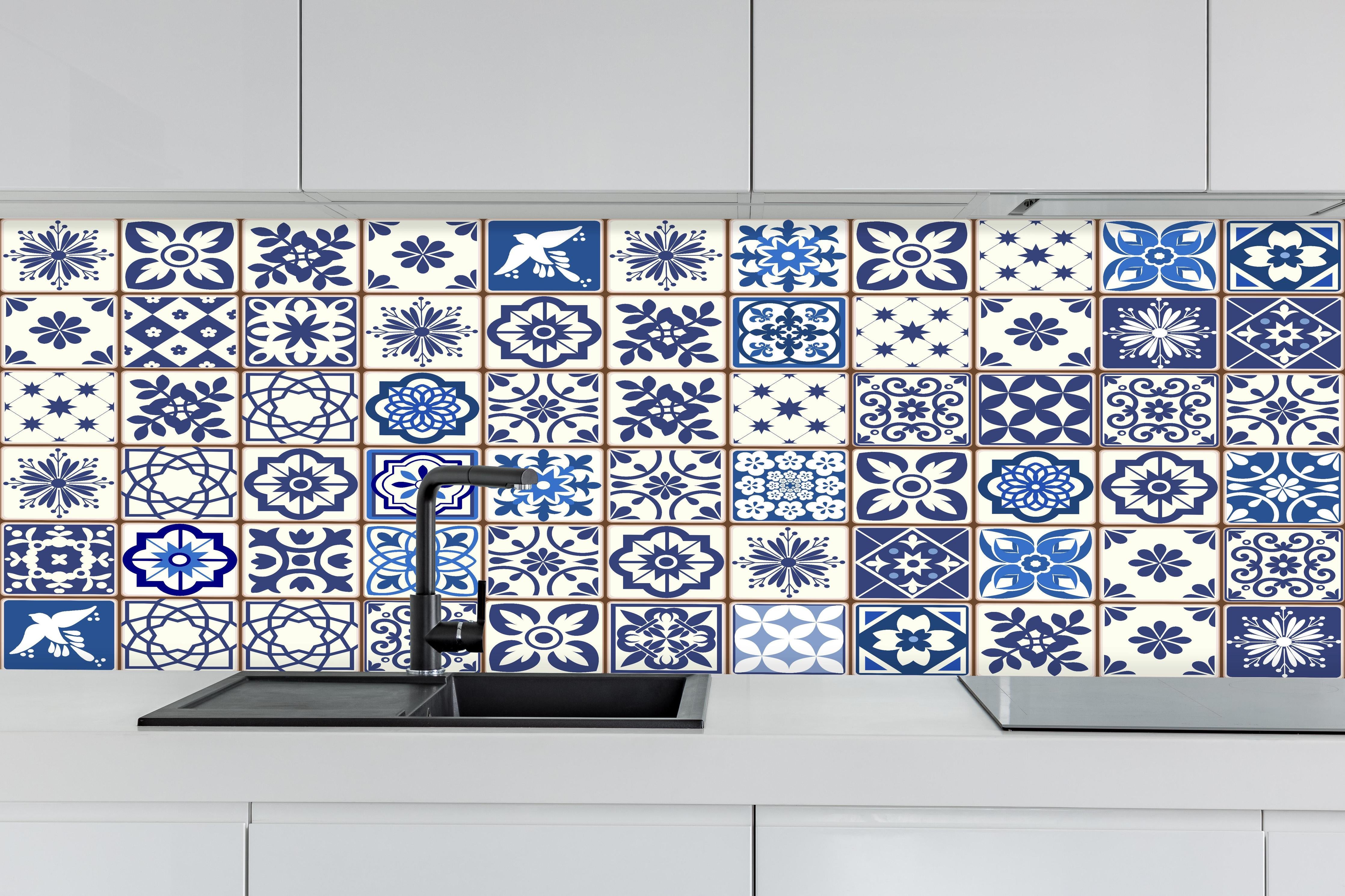 Küche - Diverse Blau-Weiße Kachelmuster Designs hinter weißen Hochglanz-Küchenregalen und schwarzem Wasserhahn