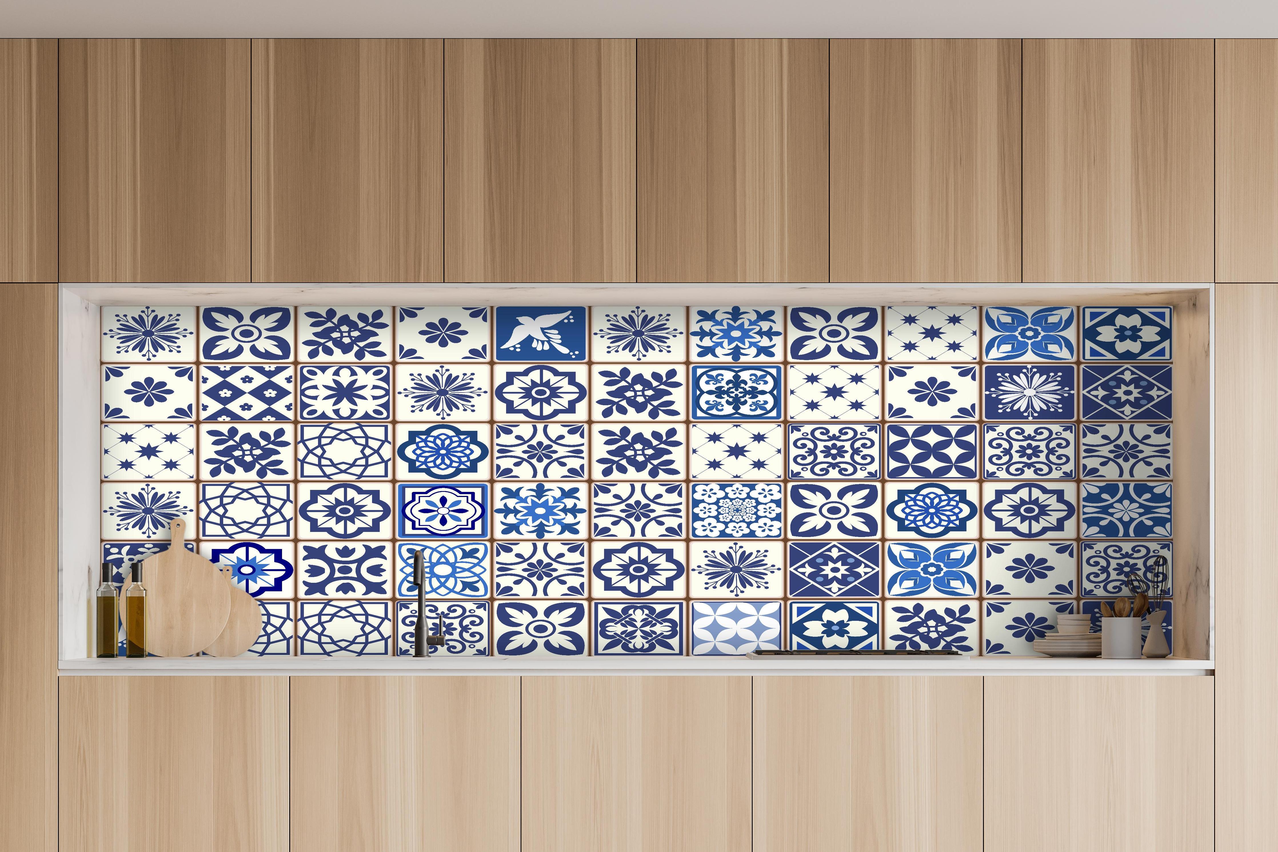 Küche - Diverse Blau-Weiße Kachelmuster Designs hinter weißen Hochglanz-Küchenregalen und schwarzem Wasserhahn