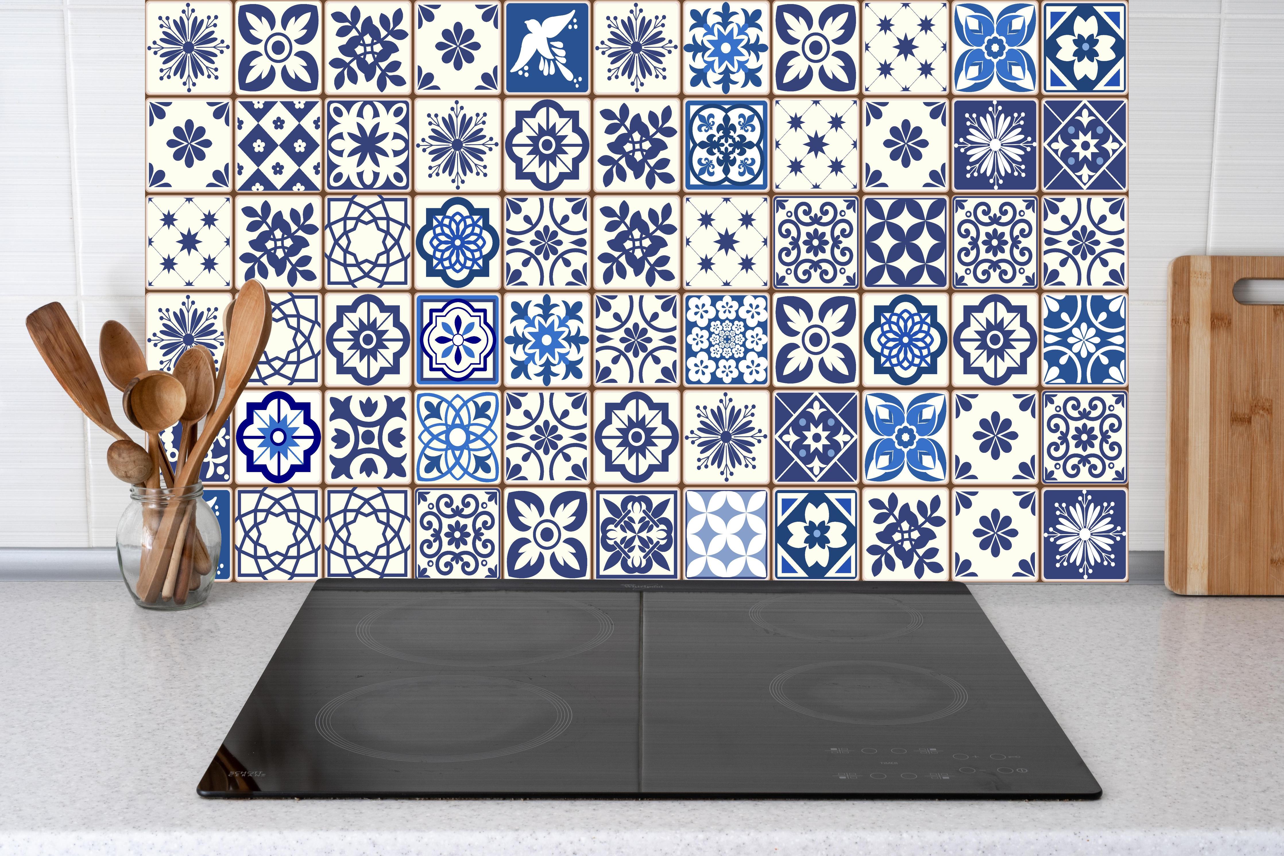 Küche - Diverse Blau-Weiße Kachelmuster Designs hinter weißen Hochglanz-Küchenregalen und schwarzem Wasserhahn