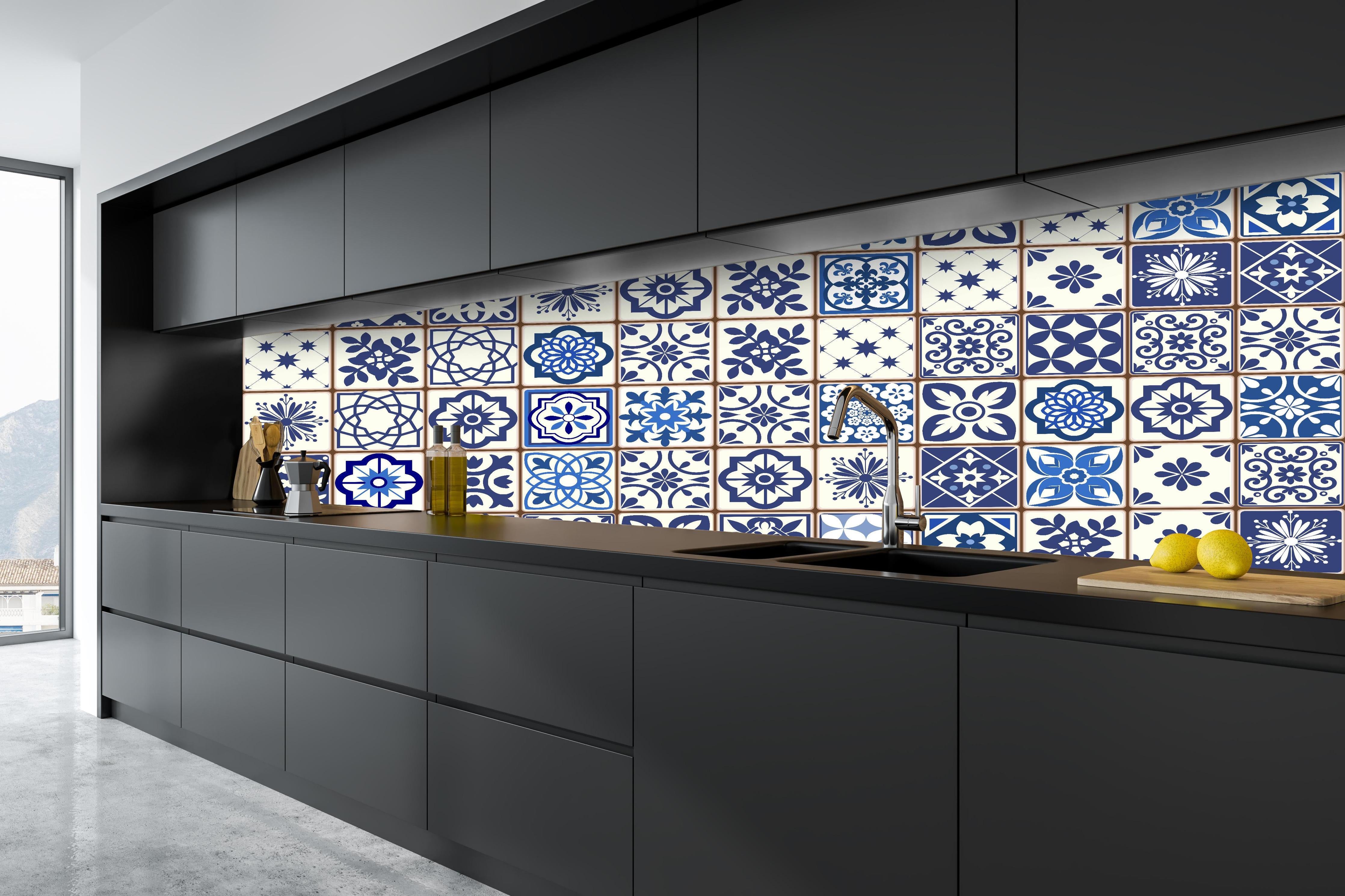 Küche - Diverse Blau-Weiße Kachelmuster Designs hinter weißen Hochglanz-Küchenregalen und schwarzem Wasserhahn