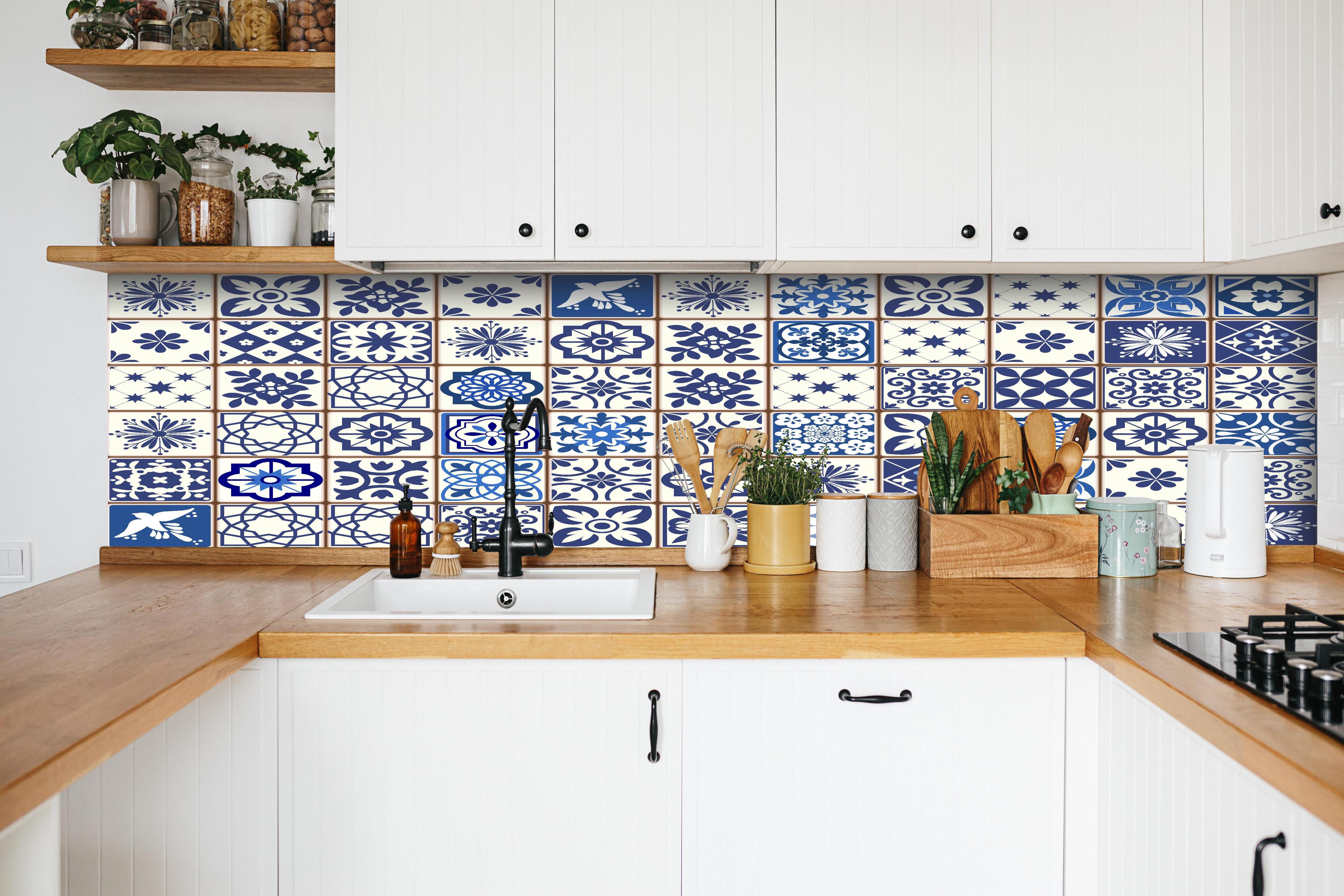 Küche - Diverse Blau-Weiße Kachelmuster Designs hinter weißen Hochglanz-Küchenregalen und schwarzem Wasserhahn