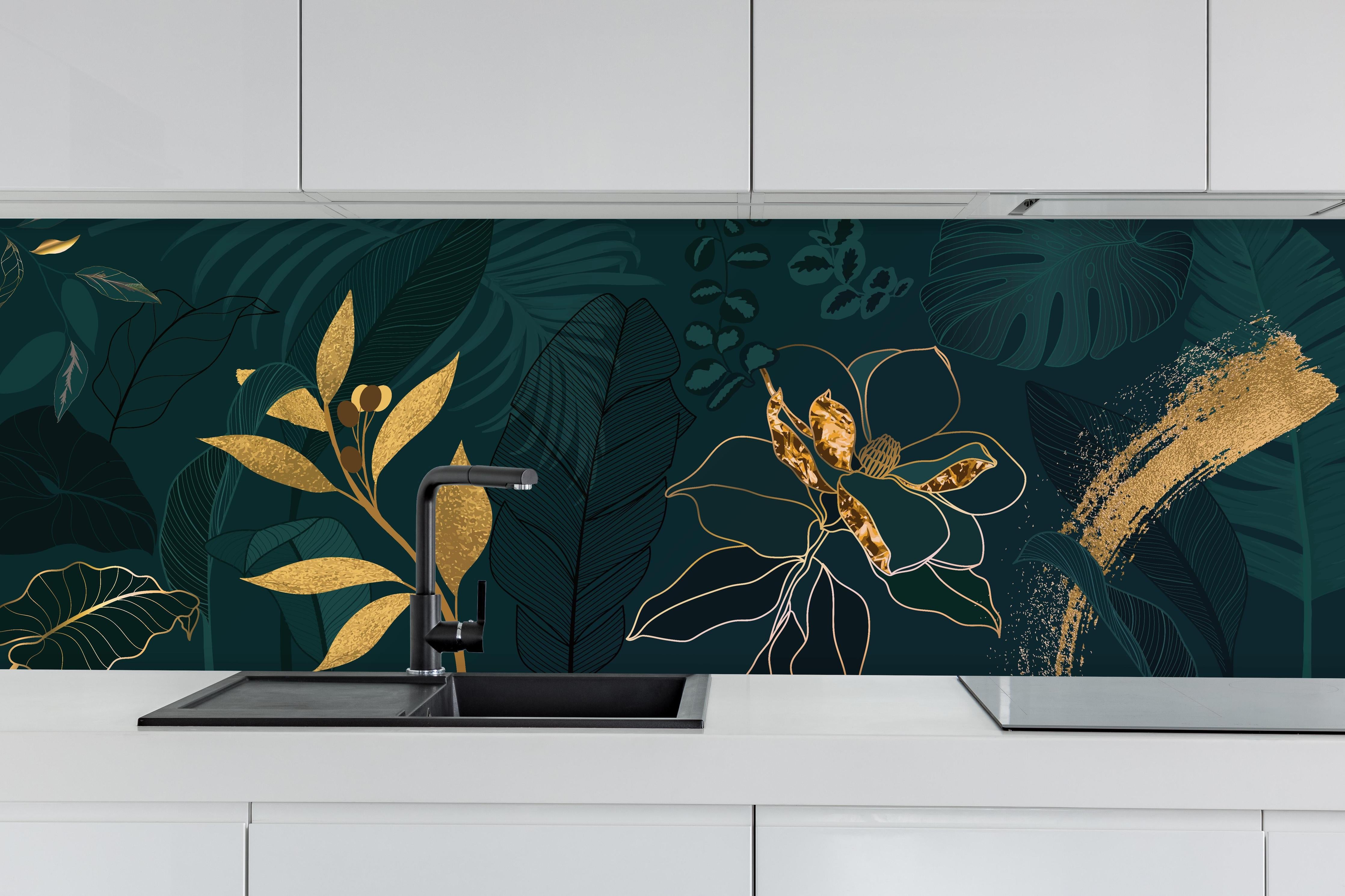 Küche - Dschungelmotive mit Goldlinien-Kunst hinter weißen Hochglanz-Küchenregalen und schwarzem Wasserhahn