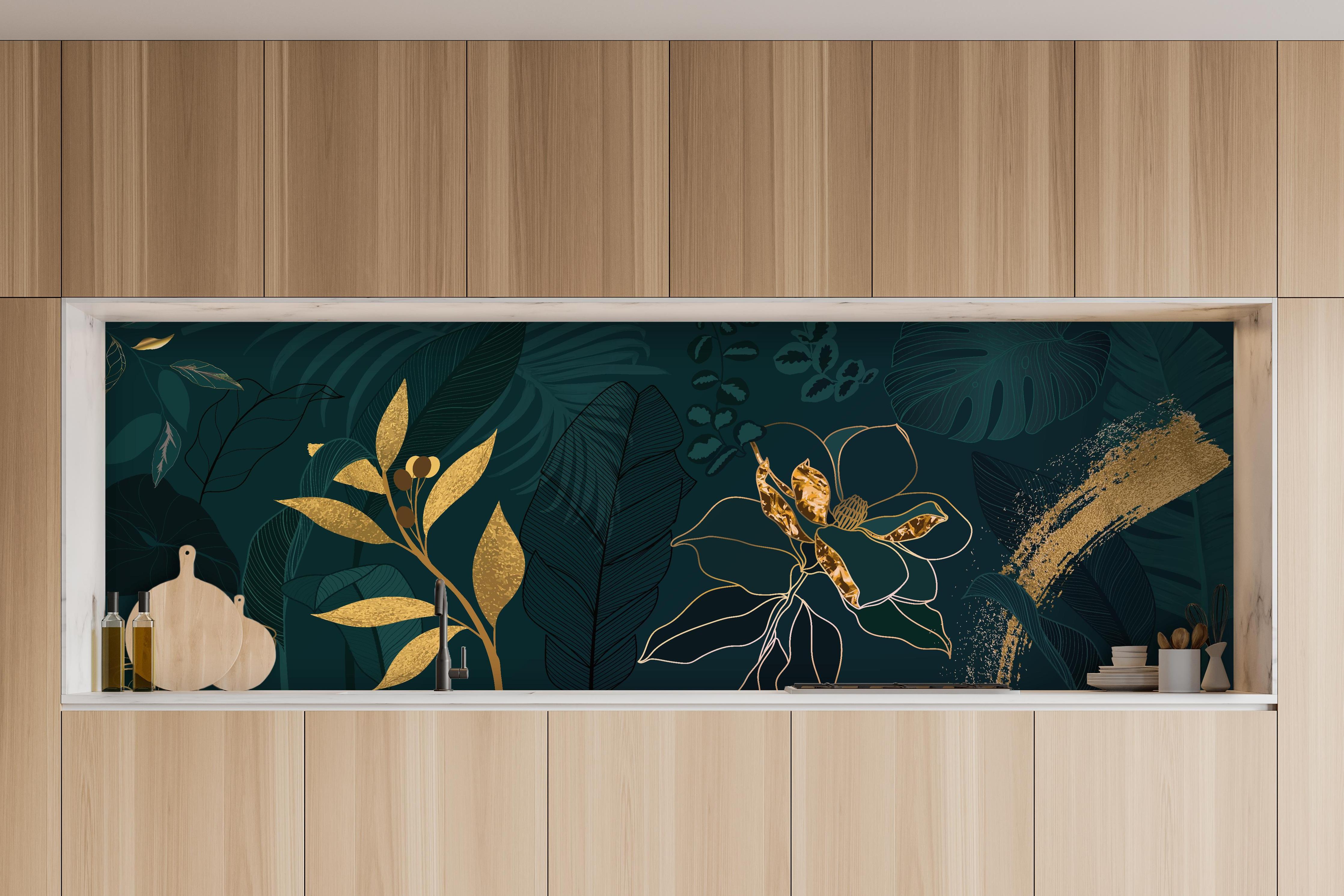 Küche - Dschungelmotive mit Goldlinien-Kunst hinter weißen Hochglanz-Küchenregalen und schwarzem Wasserhahn