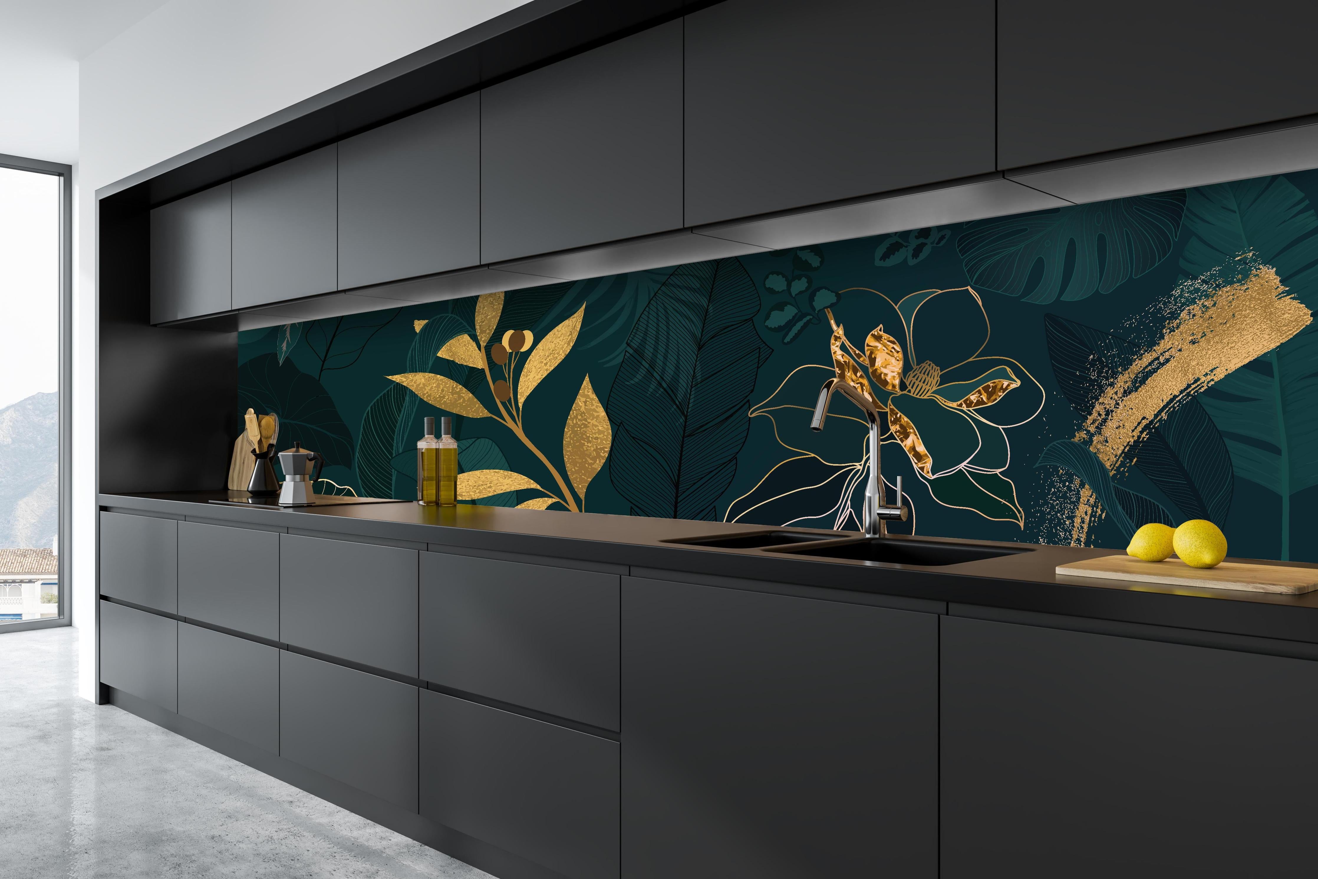 Küche - Dschungelmotive mit Goldlinien-Kunst hinter weißen Hochglanz-Küchenregalen und schwarzem Wasserhahn