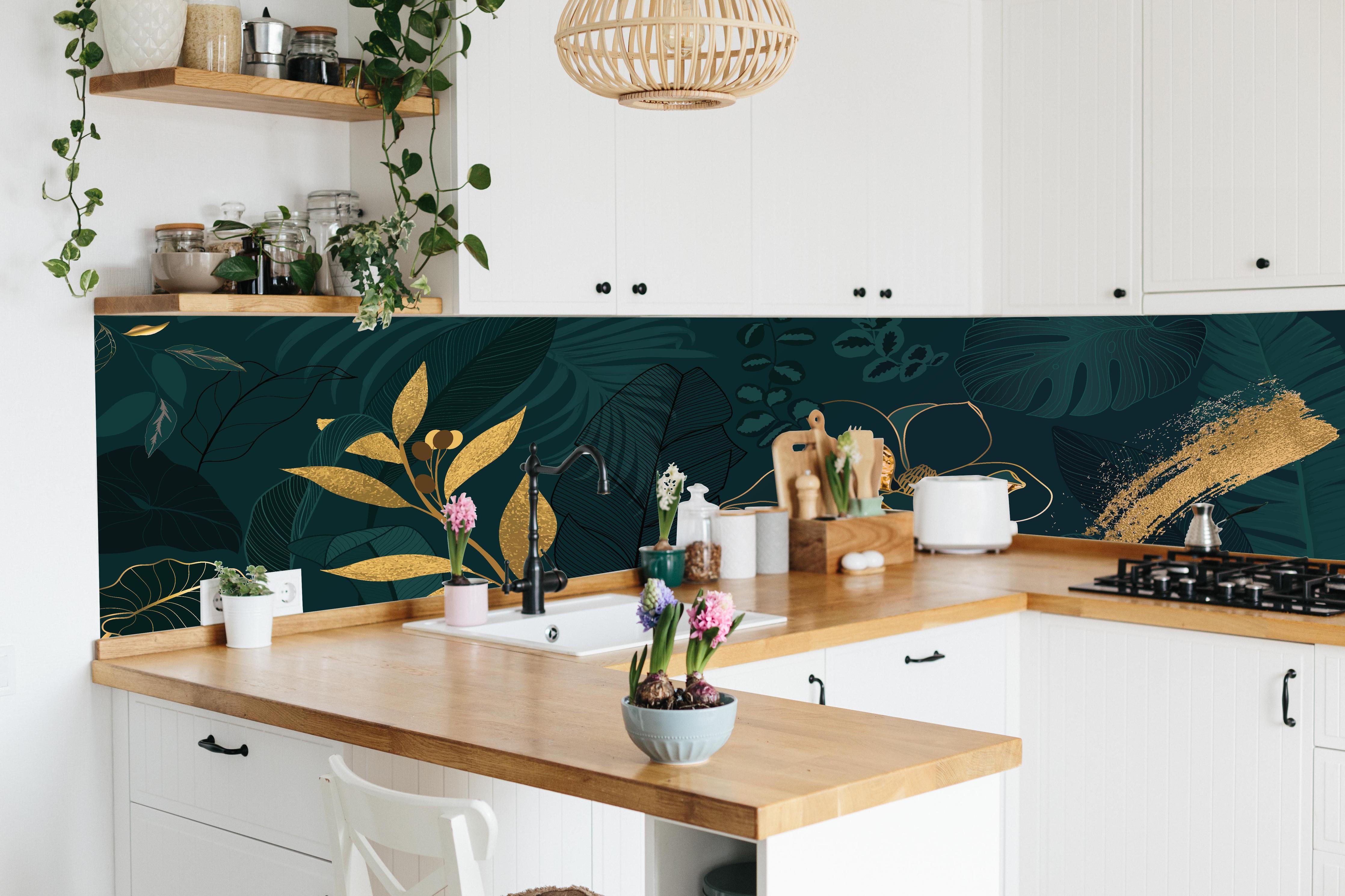 Küche - Dschungelmotive mit Goldlinien-Kunst hinter weißen Hochglanz-Küchenregalen und schwarzem Wasserhahn