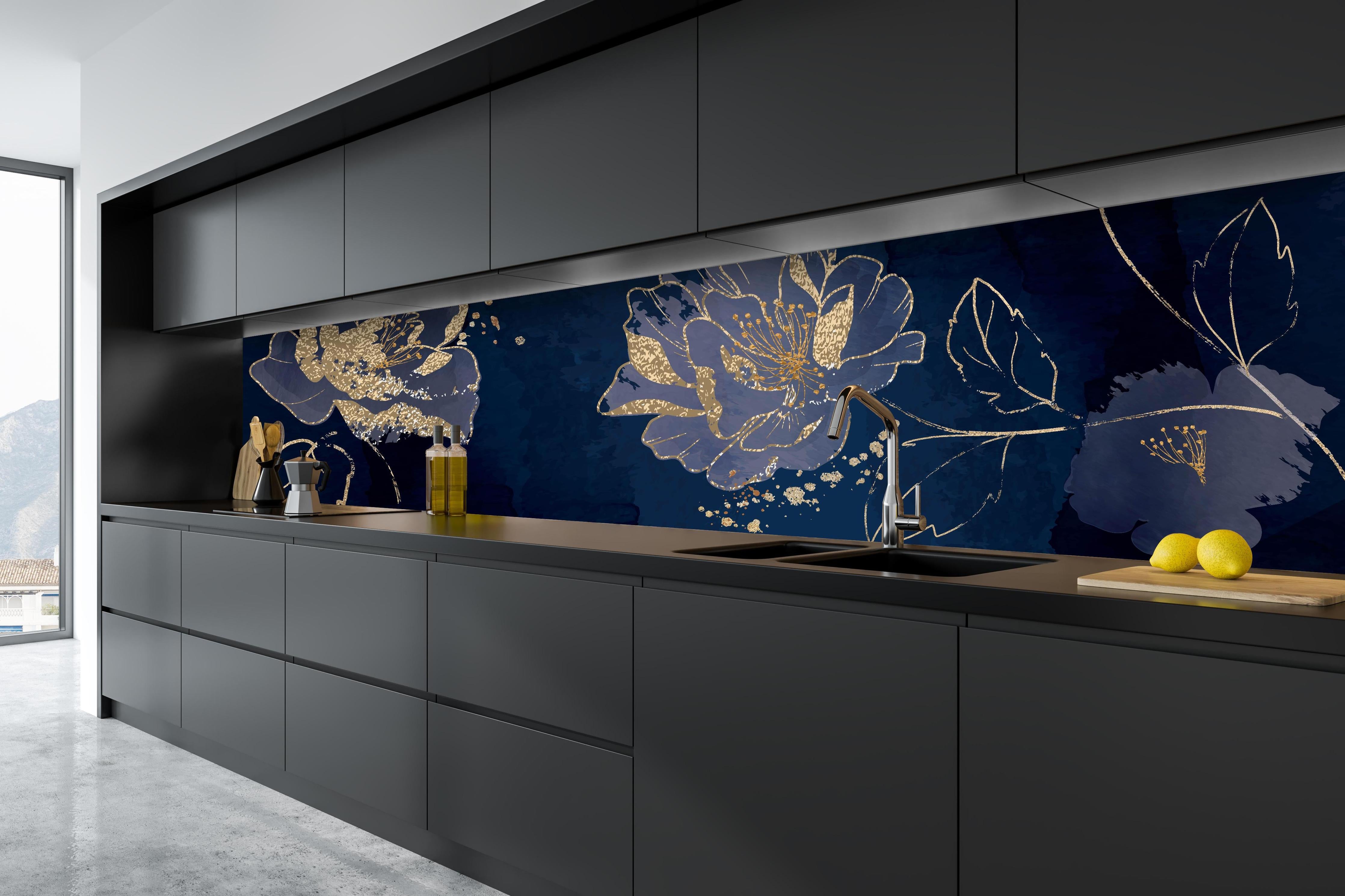Küche - Dunkelblau Goldene Blumen Illustration hinter weißen Hochglanz-Küchenregalen und schwarzem Wasserhahn