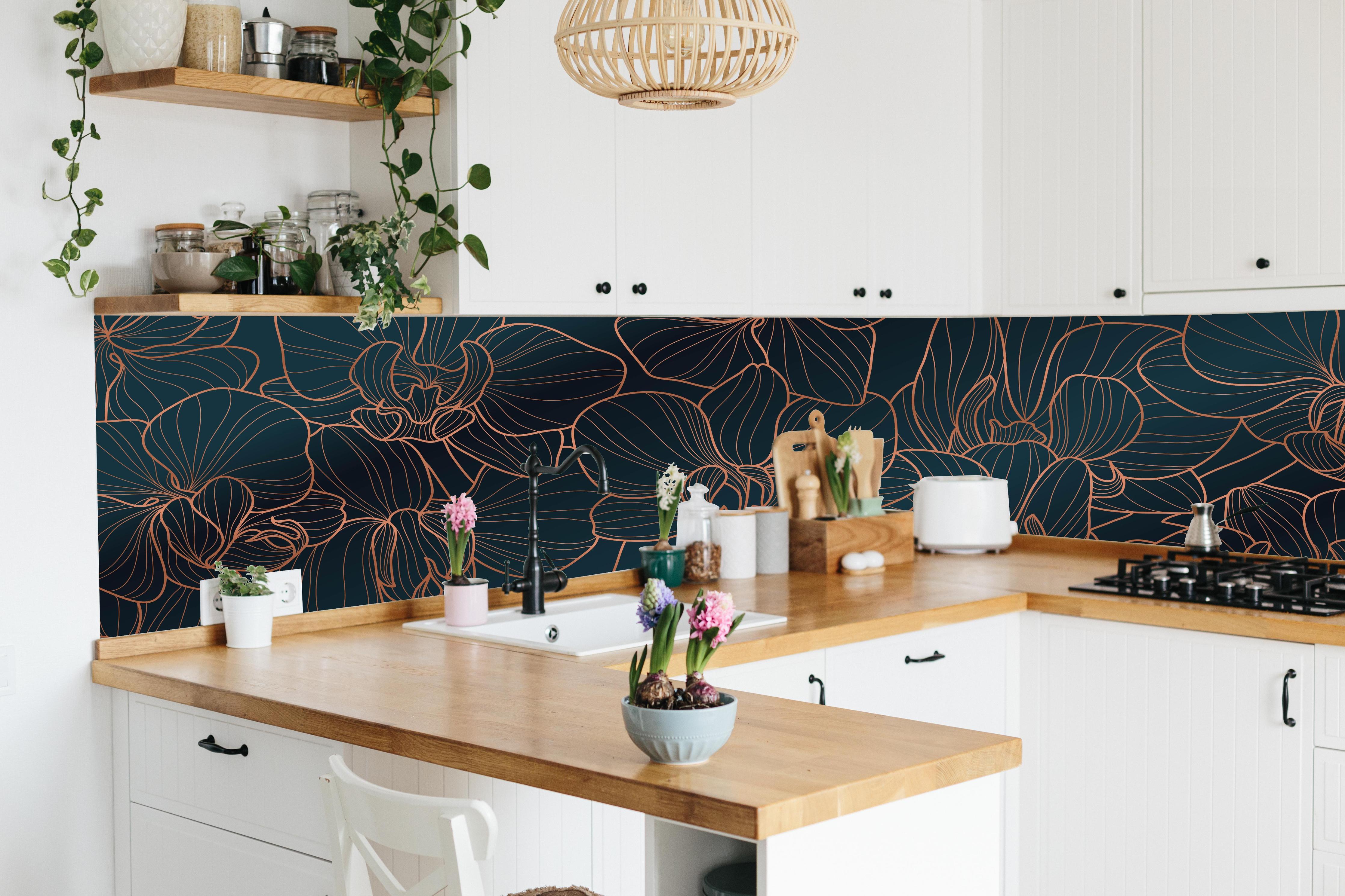 Küche - Dunkelblaue Orchideen Muster Tapete hinter weißen Hochglanz-Küchenregalen und schwarzem Wasserhahn