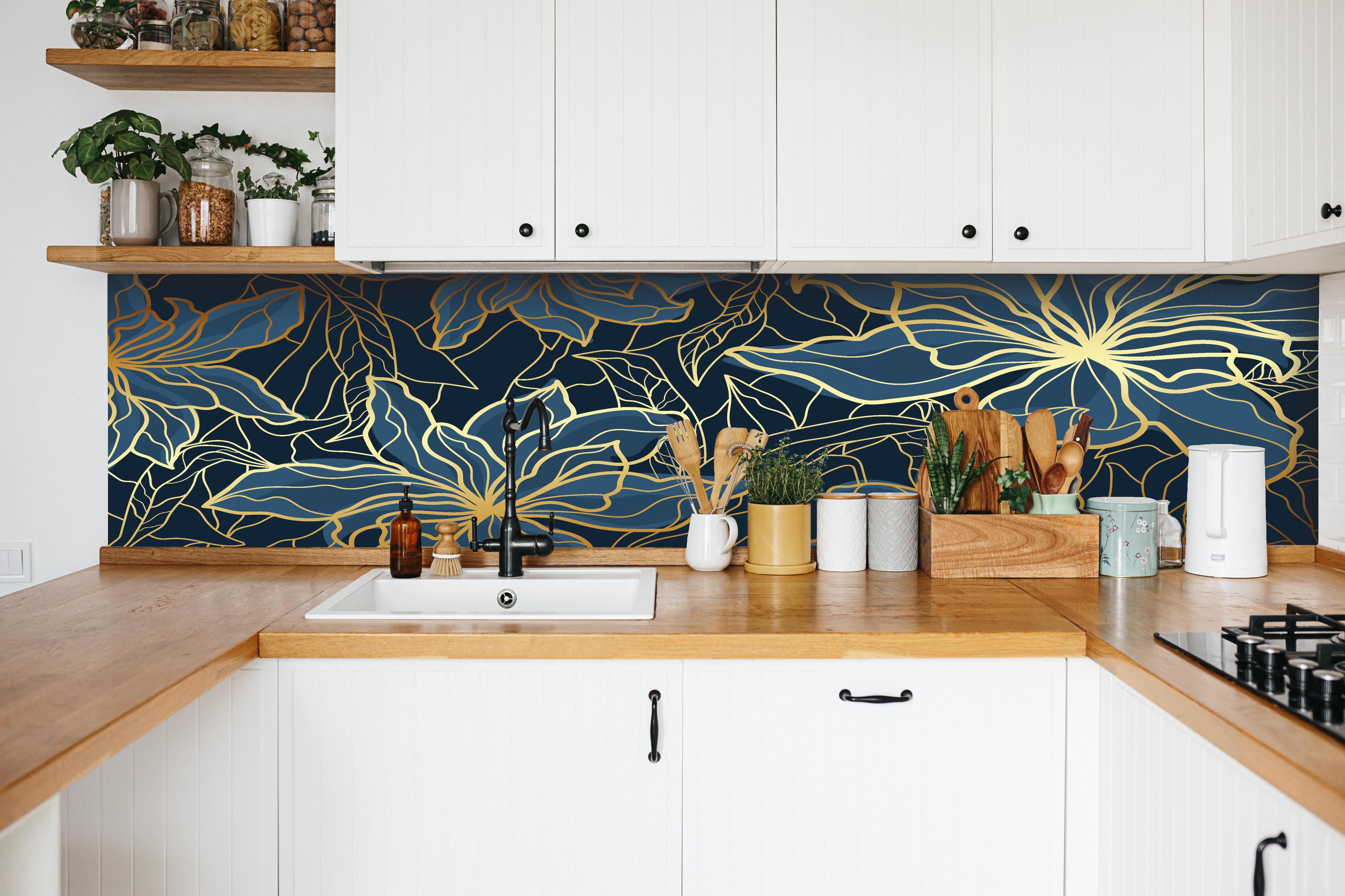 Küche - Dunkelblaues Floral-Design mit goldenen Akzenten hinter weißen Hochglanz-Küchenregalen und schwarzem Wasserhahn