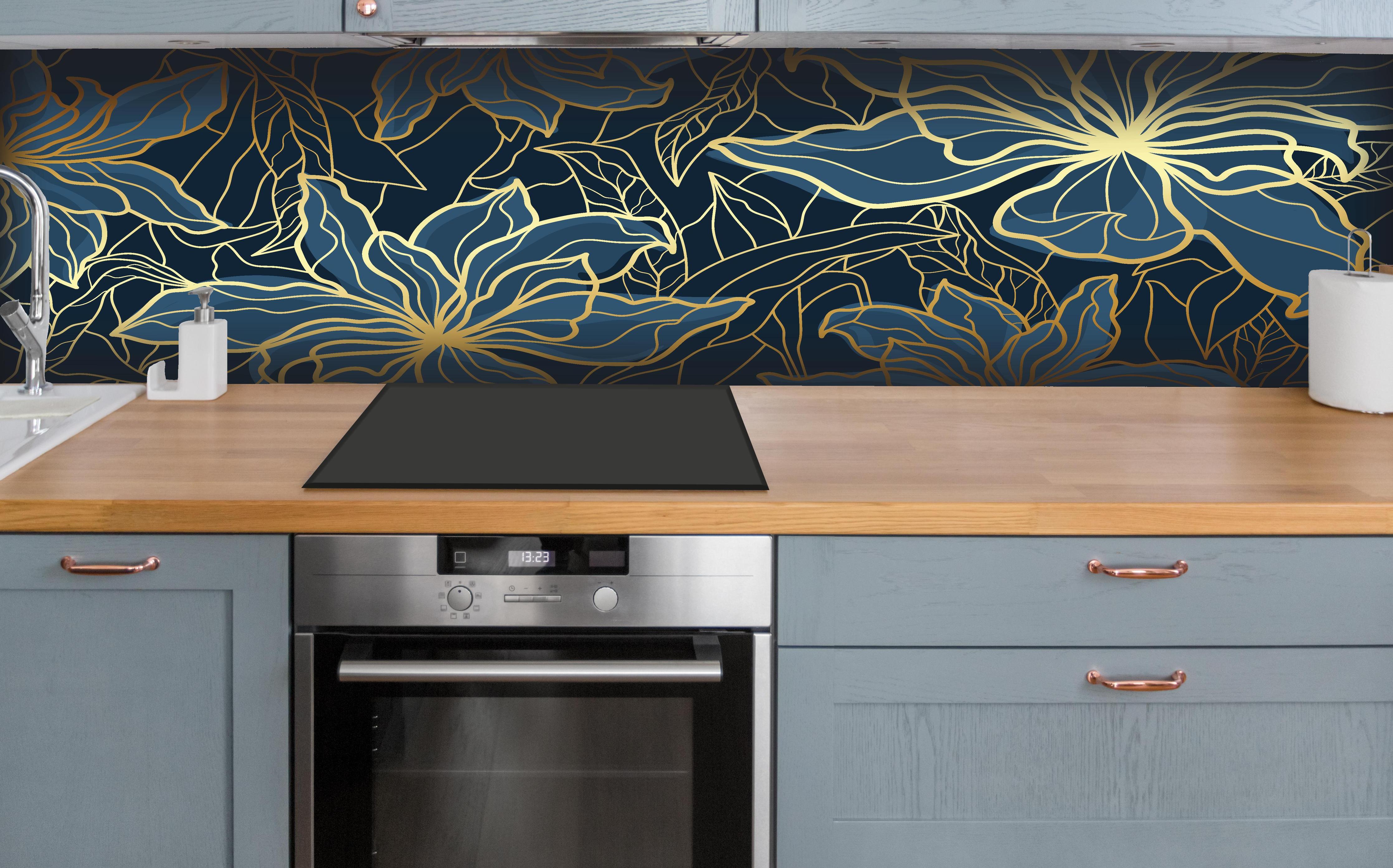 Küche - Dunkelblaues Floral-Design mit goldenen Akzenten hinter weißen Hochglanz-Küchenregalen und schwarzem Wasserhahn