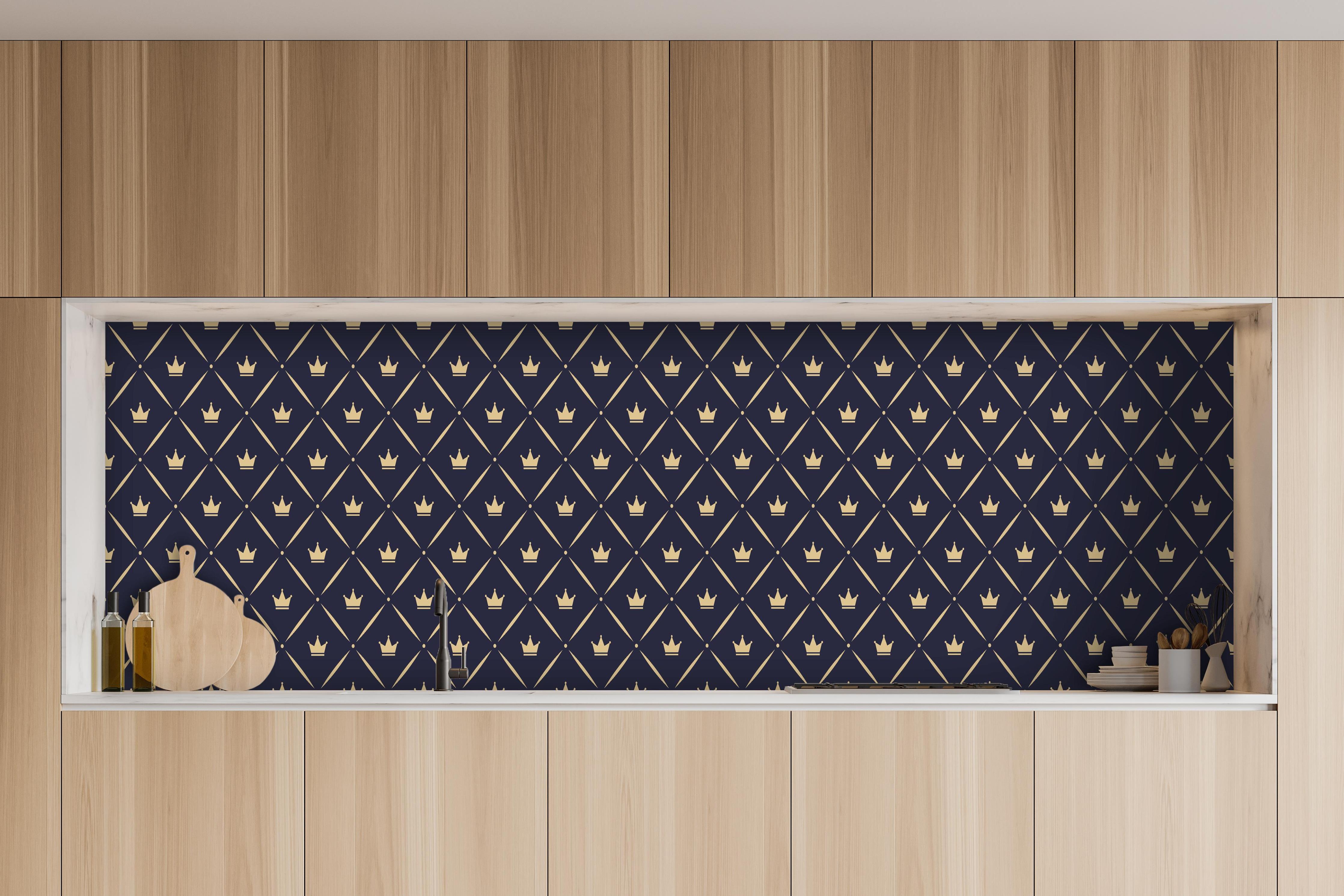 Küche - Dunkelblaues Muster mit goldener Verzierung hinter weißen Hochglanz-Küchenregalen und schwarzem Wasserhahn
