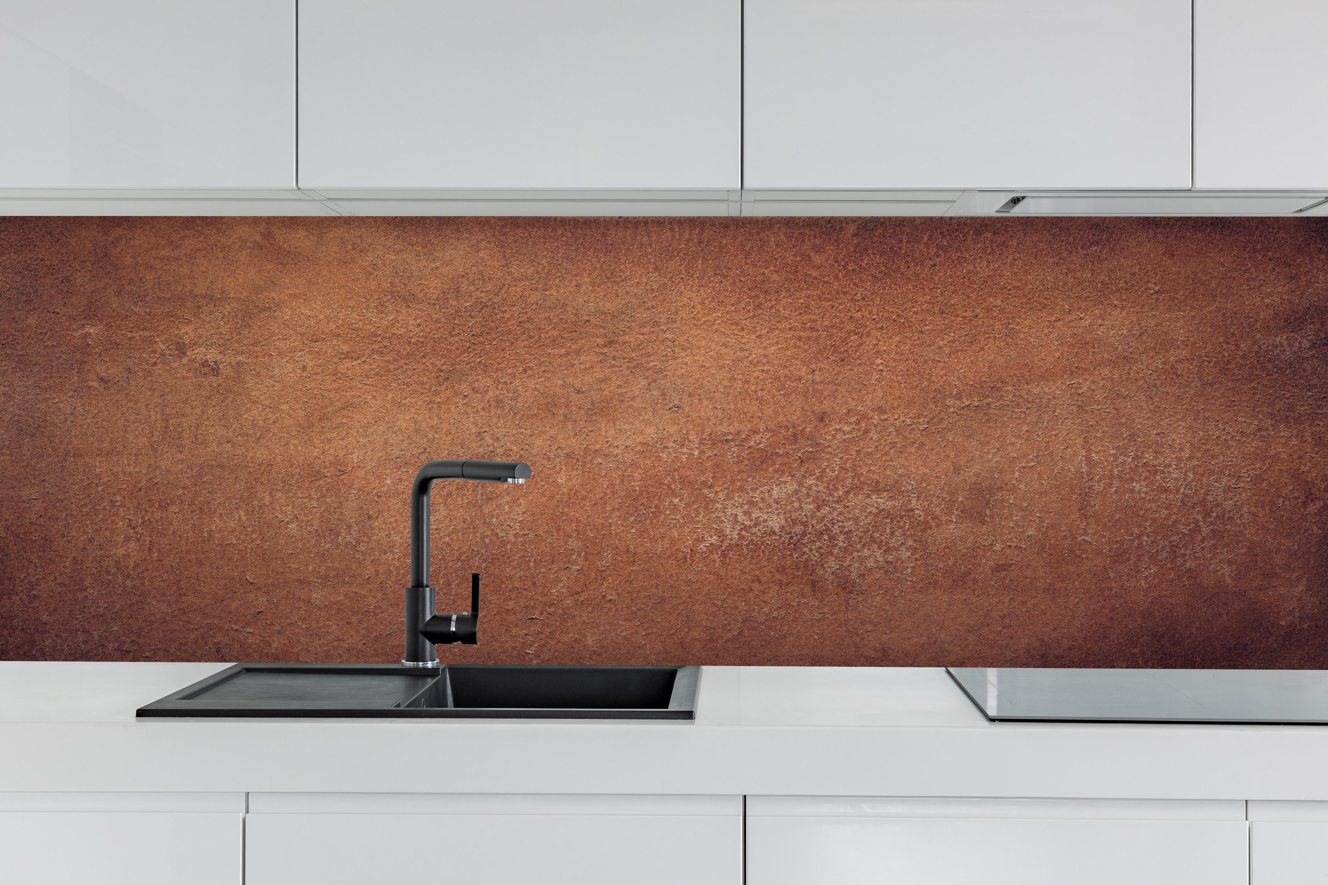 Küche - Dunkelbraune Ledertextur hinter weißen Hochglanz-Küchenregalen und schwarzem Wasserhahn