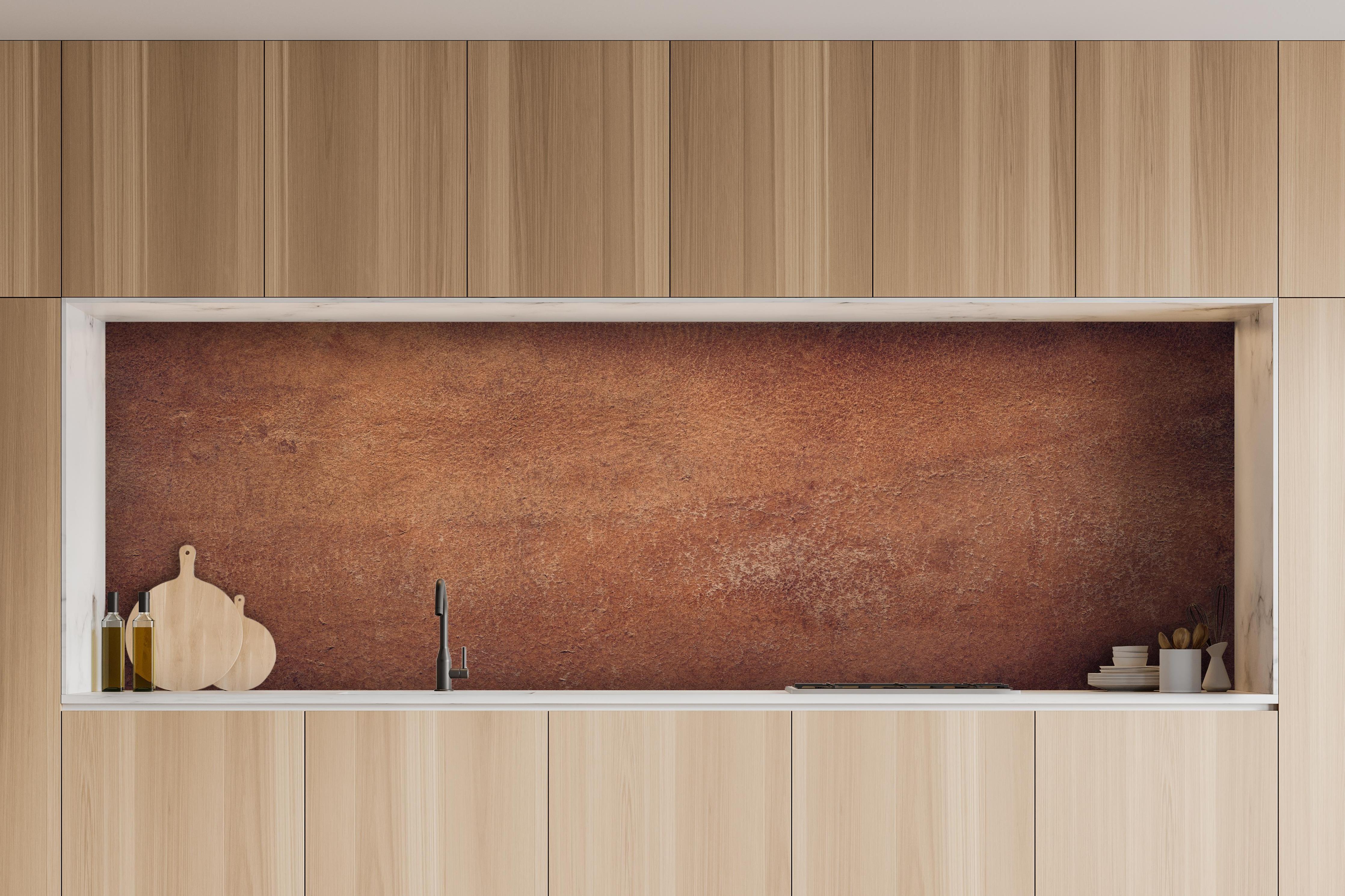 Küche - Dunkelbraune Ledertextur hinter weißen Hochglanz-Küchenregalen und schwarzem Wasserhahn